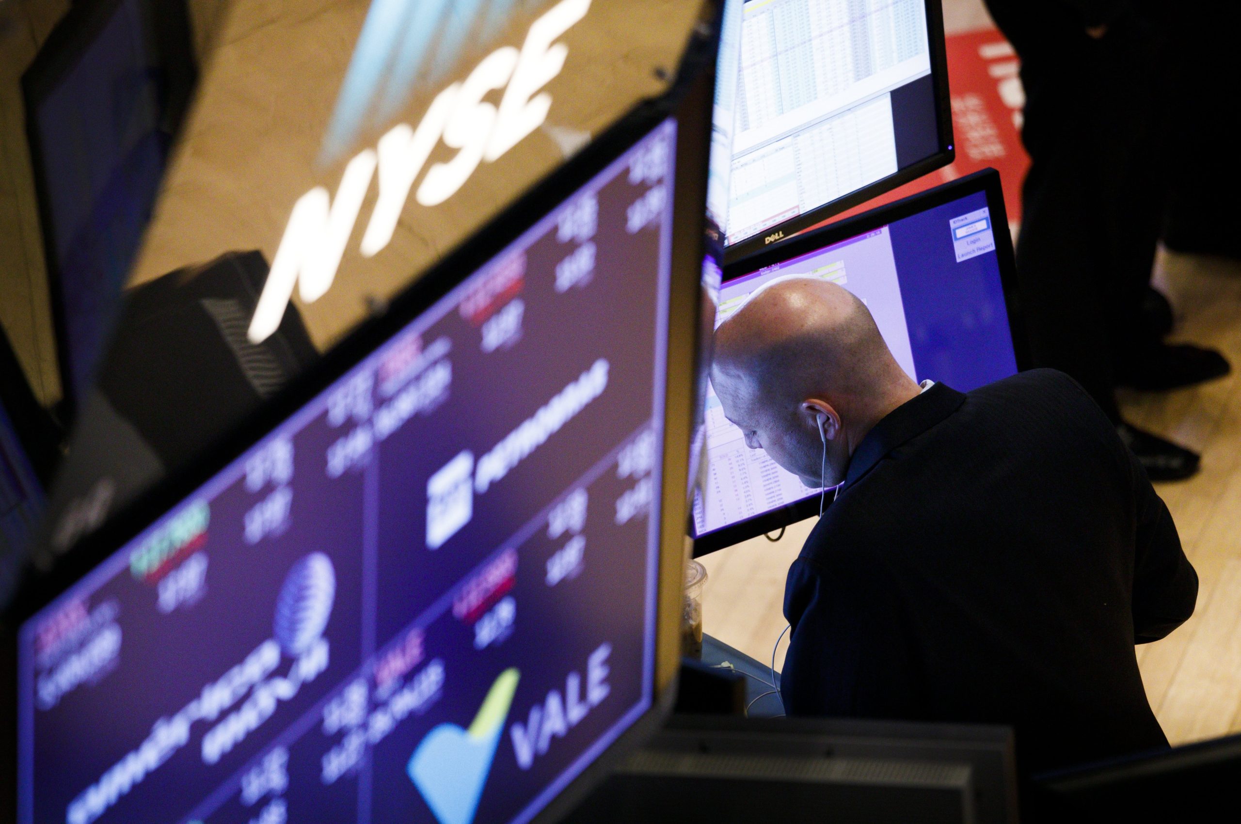 Wall Street fecha em baixa arrastada pelo setor da tecnologia e tensão comercial