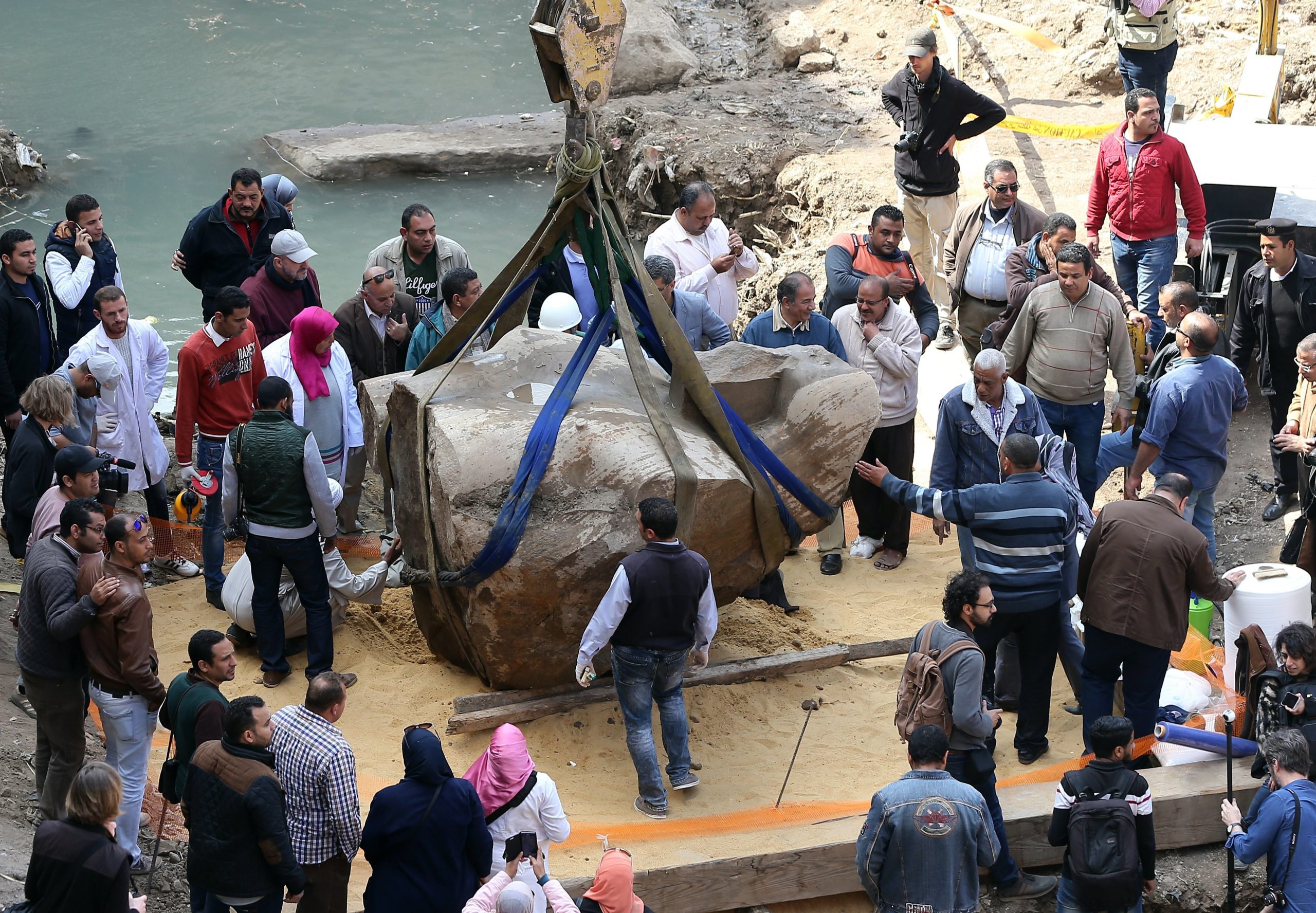 Recuperado fragmento de estátua egípcia com mais de três toneladas