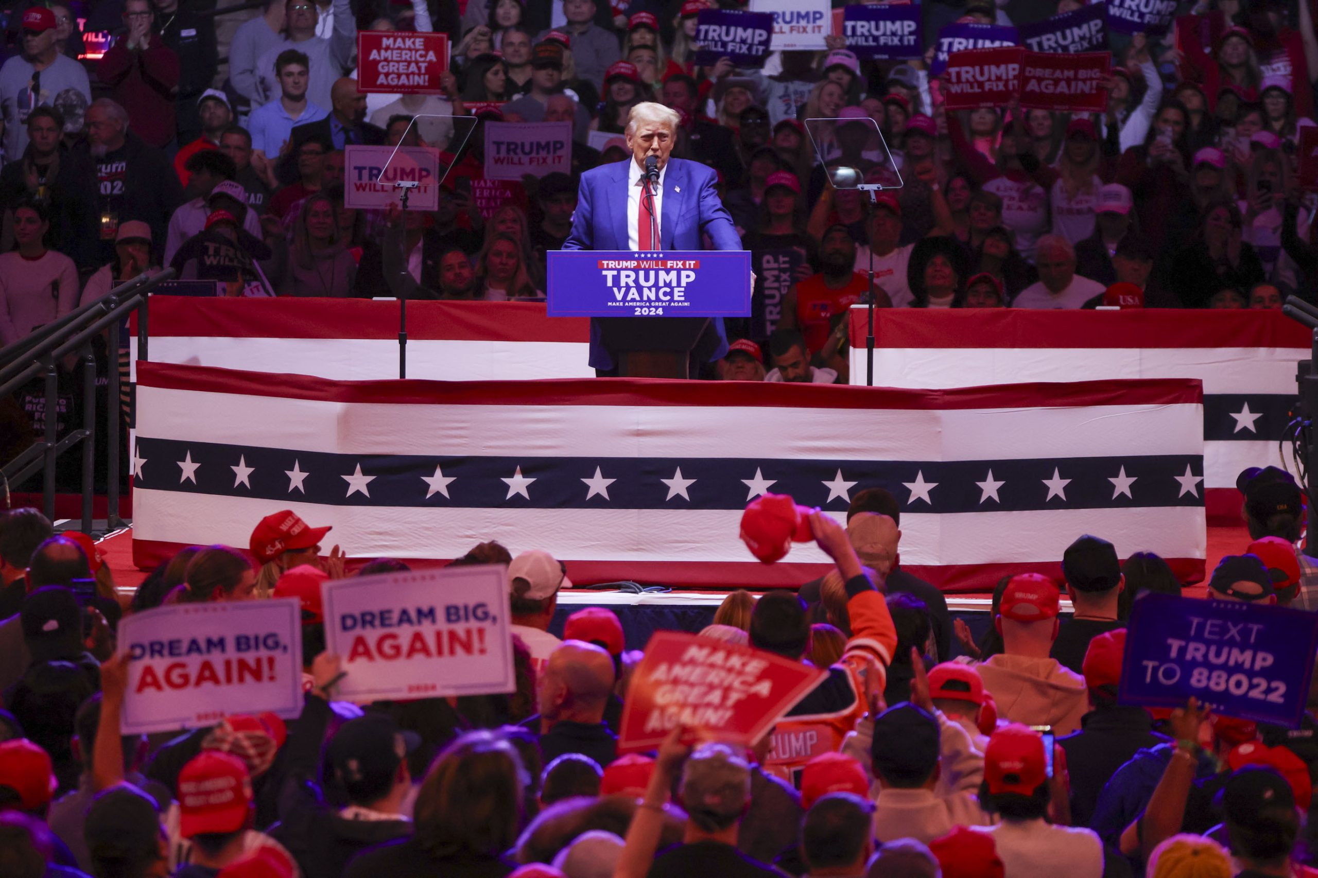 Trump promete “despedir” Harris e deportar imigrantes em comício com insultos racistas