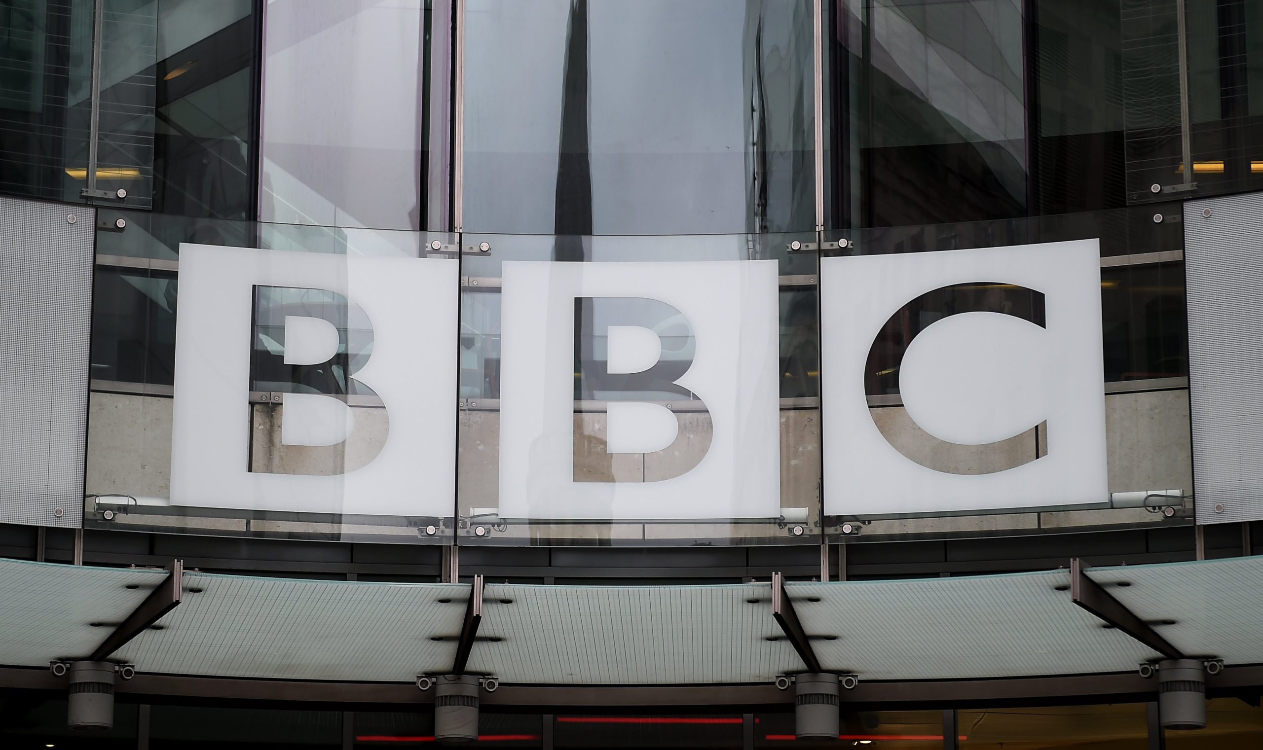 Televisão: Cortar nas notícias para atrair público jovem? 10 minutos que estão a gerar polémica na BBC