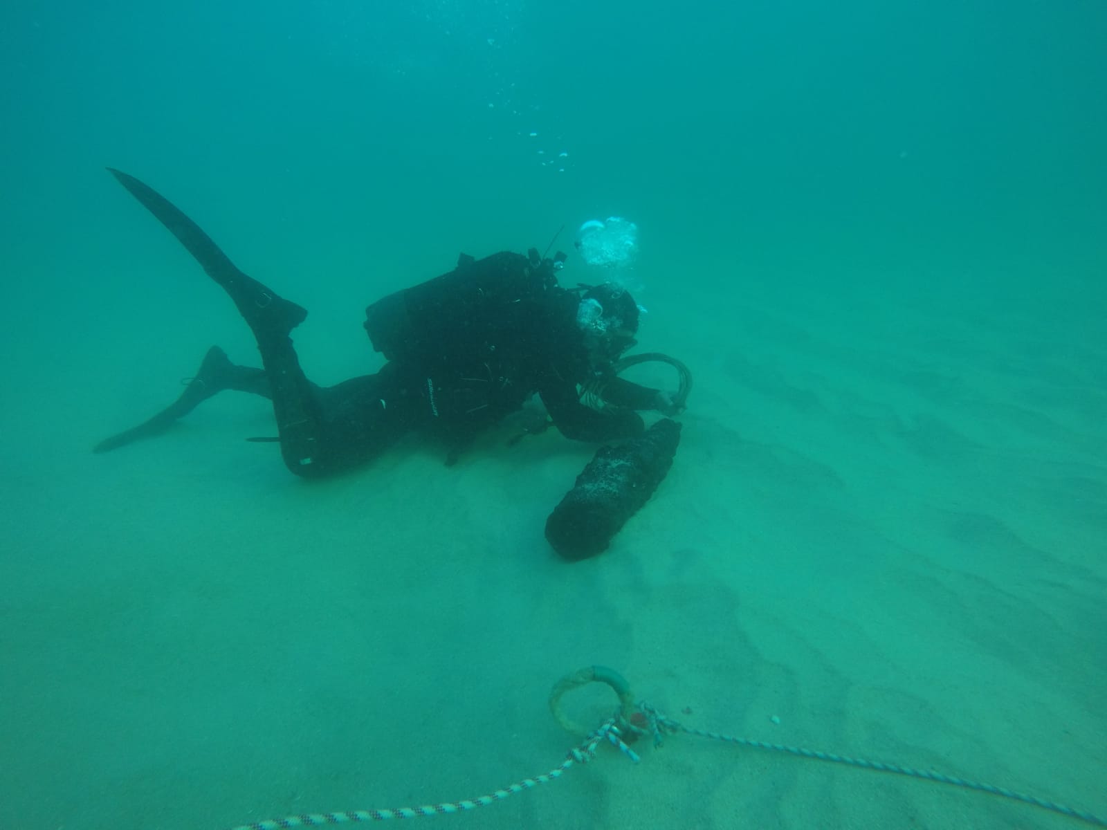 Mergulhadores da Marinha inativam projéteis de artilharia em Setúbal