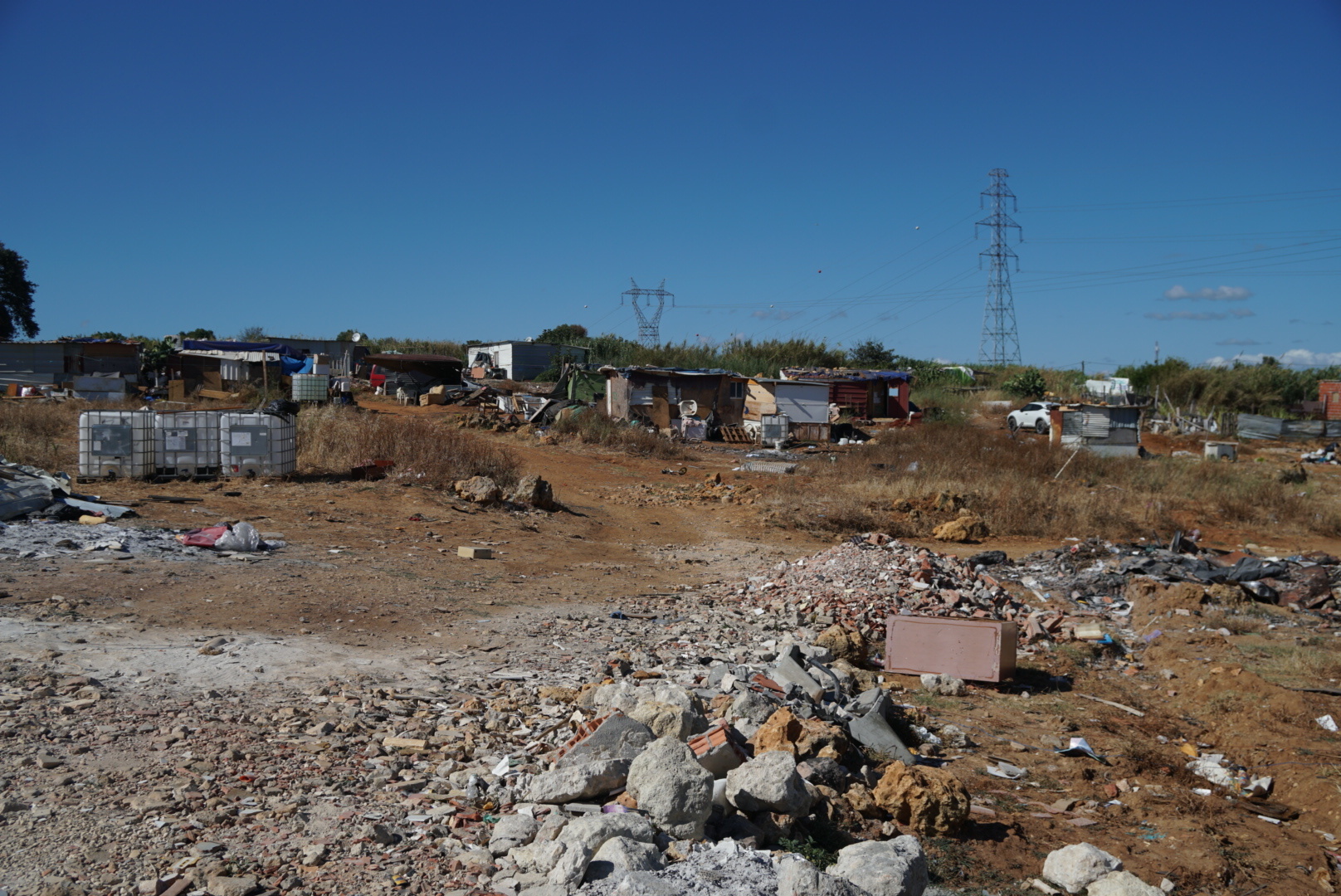 Bairro do Talude, um ano depois: “Nada mudou. As pessoas continuam aqui e ninguém fez nada por elas”