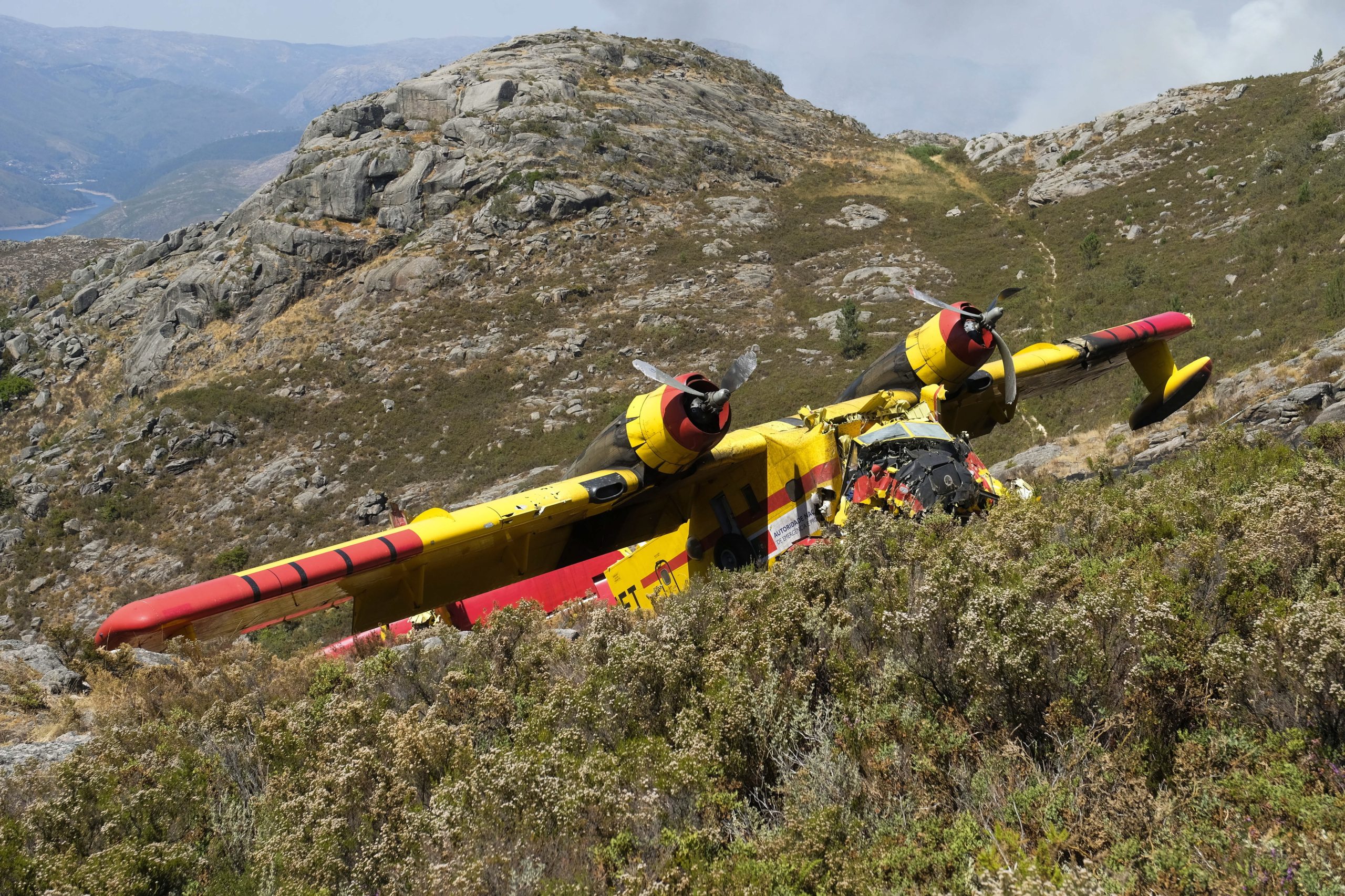 Morreu o piloto português do avião Canadair que caiu no Gerês. Governo apresenta condolências e Marcelo já falou com o filho