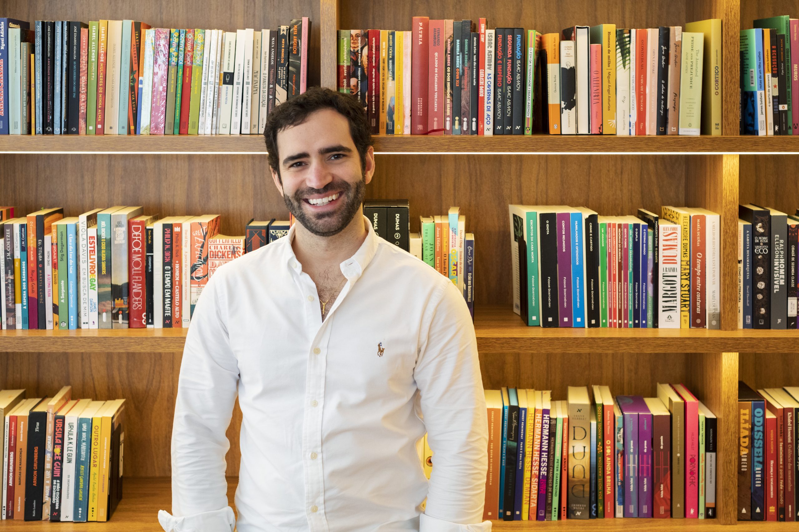 É conhecido como Bookster e 800 mil seguem as suas recomendações de leitura. “Os livros precisam de competir com os ecrãs”