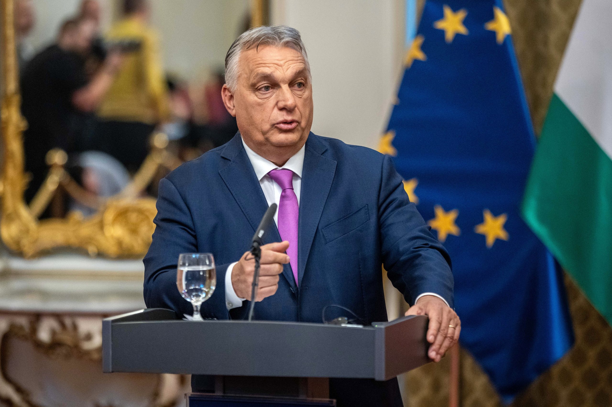 Aliados de Orbán compram o jornal mais lido da Hungria