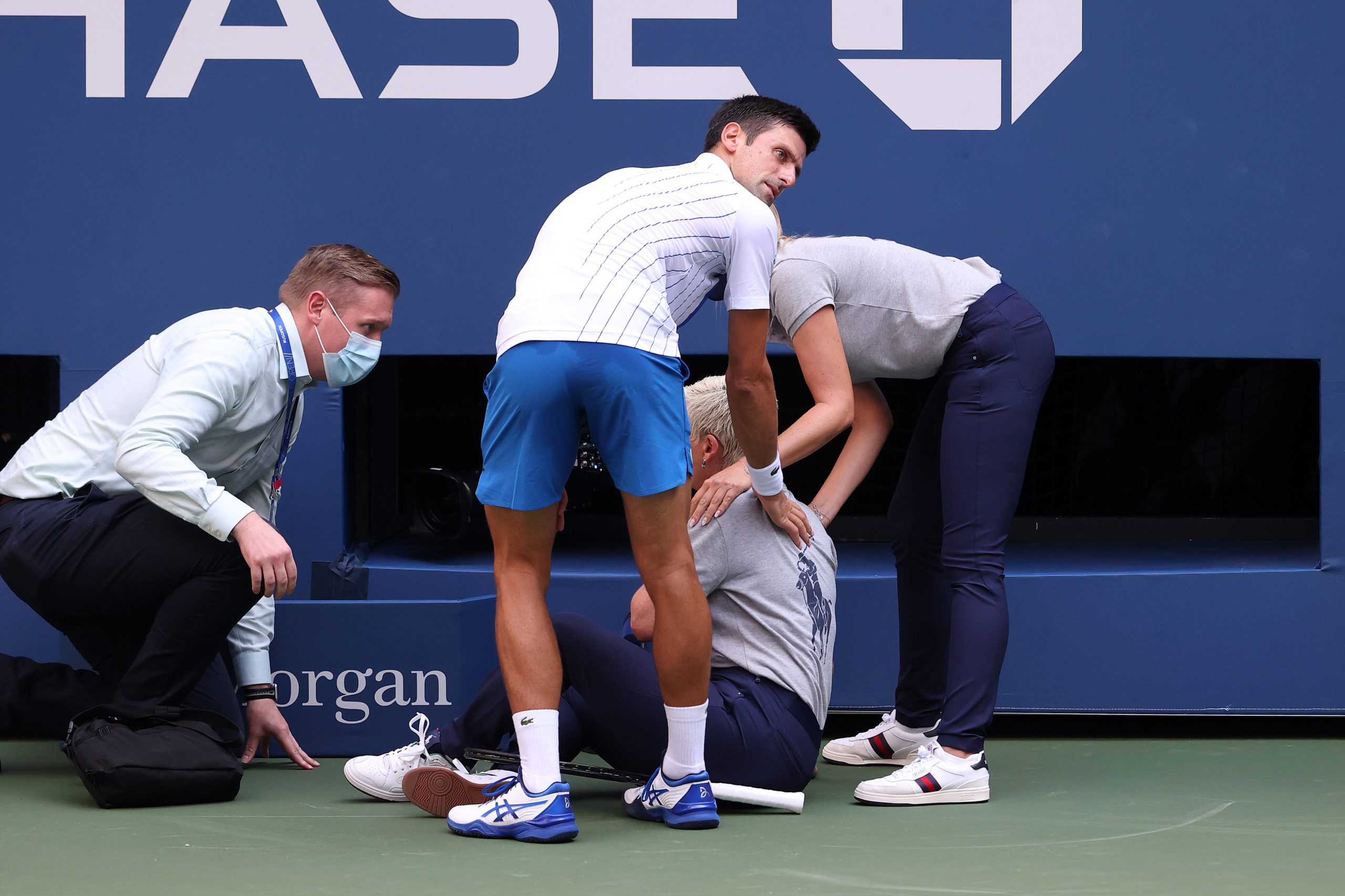 US Open: Novak Djokovic desqualificado ao acertar com um bola numa juiz de linha