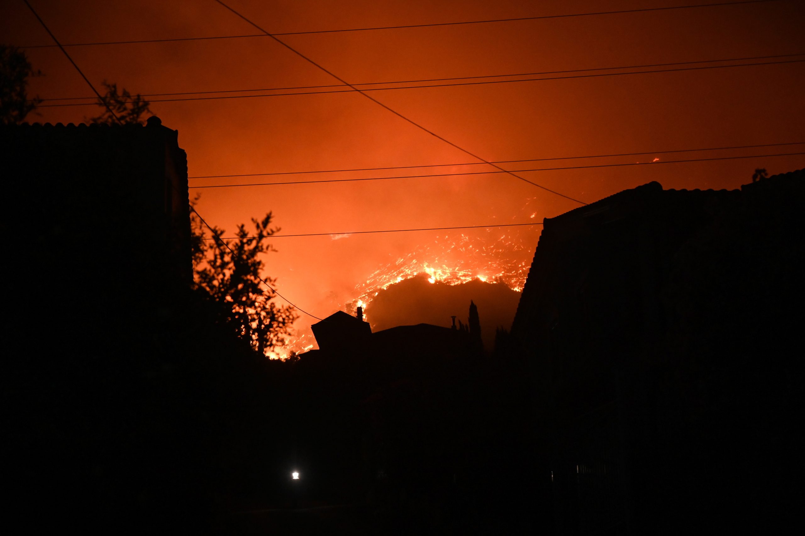 Incêndio em Corfu: já foram retiradas preventivamente cerca de 2.500 pessoas da ilha grega