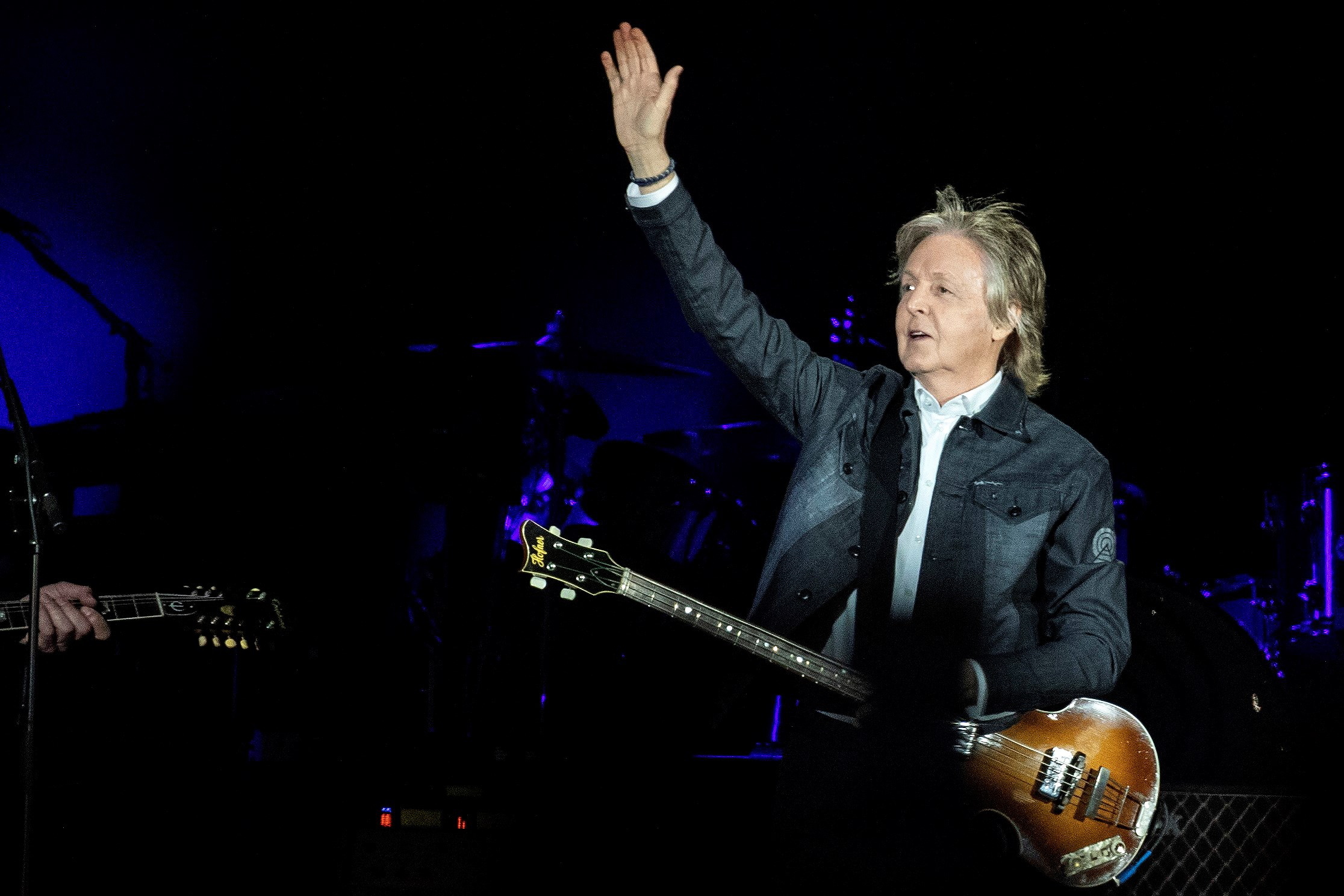 Paul McCartney canta “I Want to Hold Your Hand” pela primeira vez em 60 anos no casamento de Taylor Swift