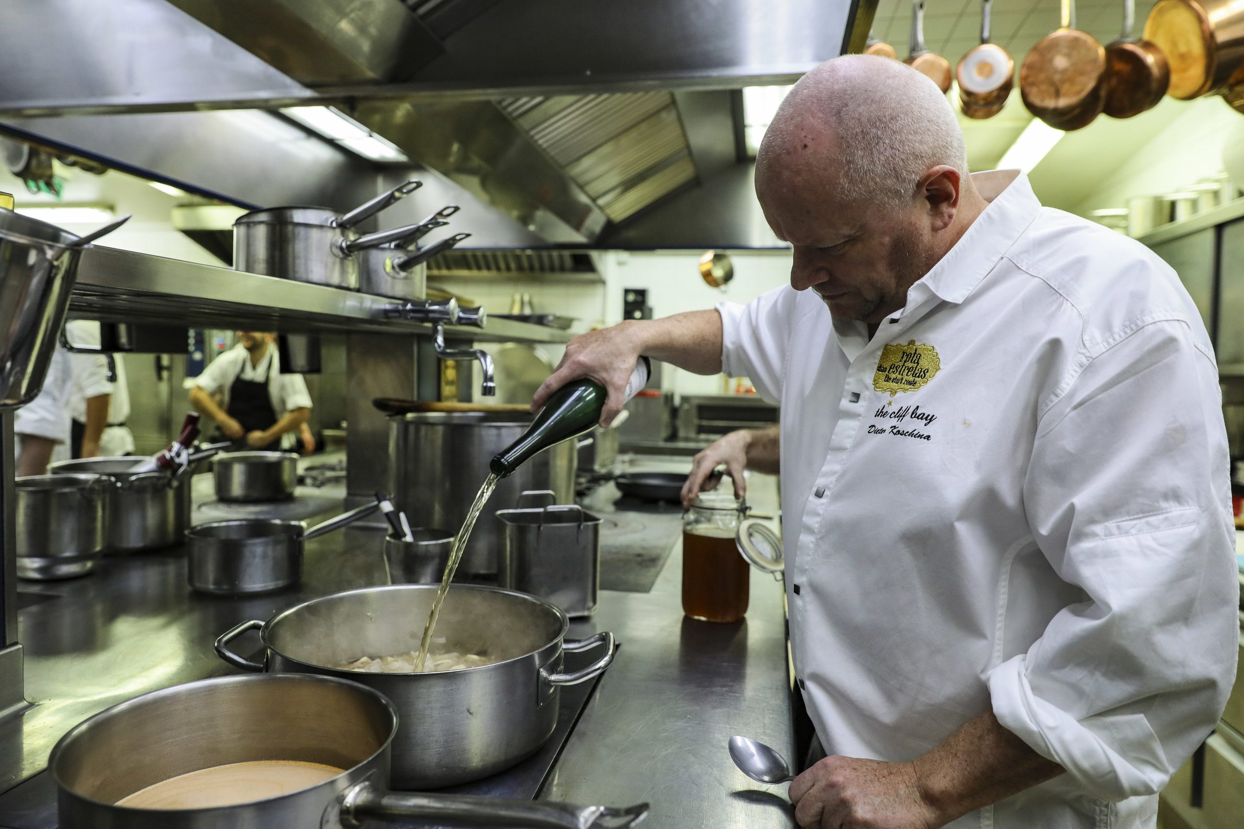 Há 26 anos no Guia Michelin, chef do Vila Joya, no Algarve, diz que o segredo é viver num “paraíso, com sol e produtos de mar”