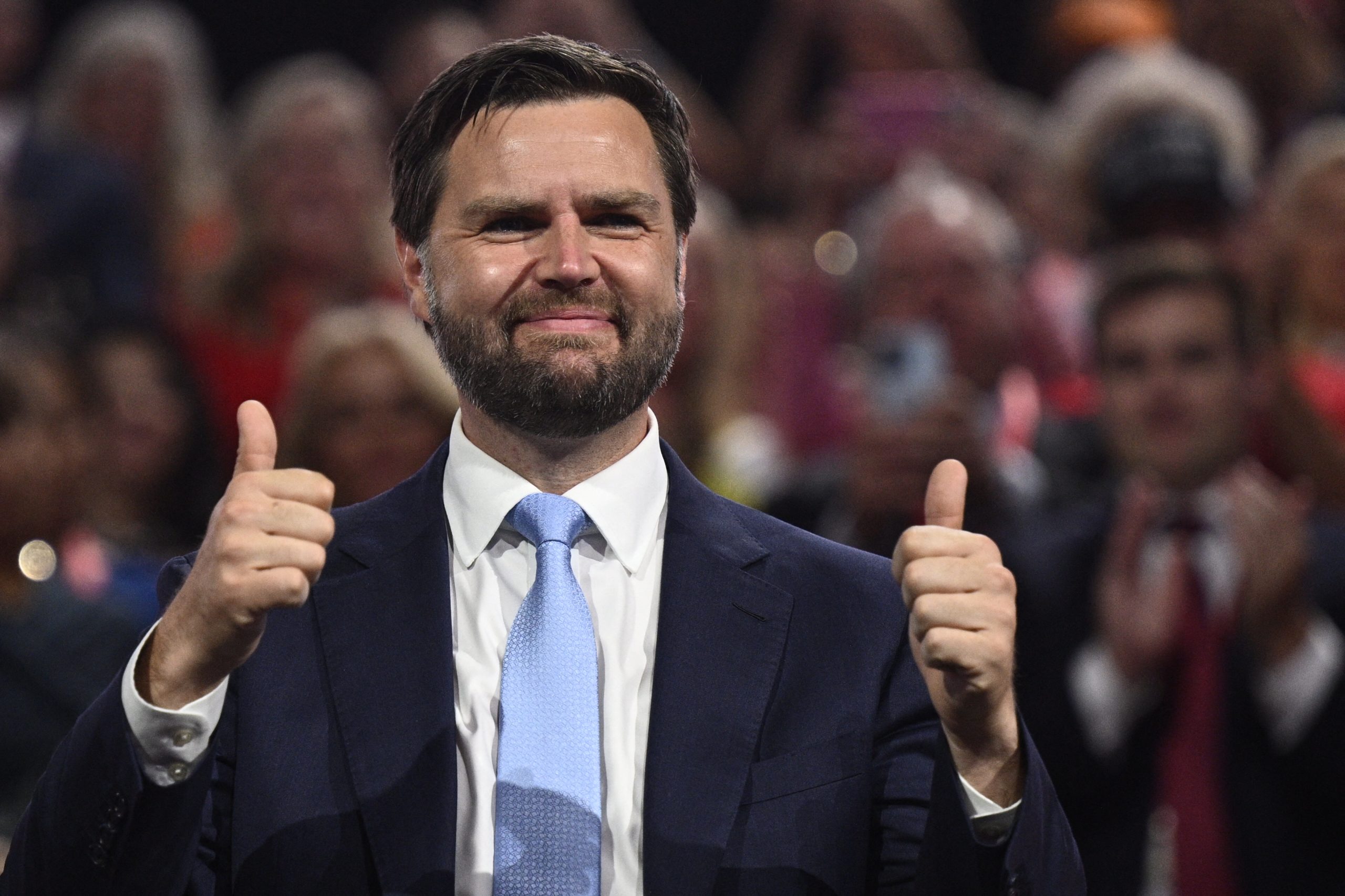 JD Vance: “Excesso de regulamentação” da IA “pode matar uma indústria no auge”