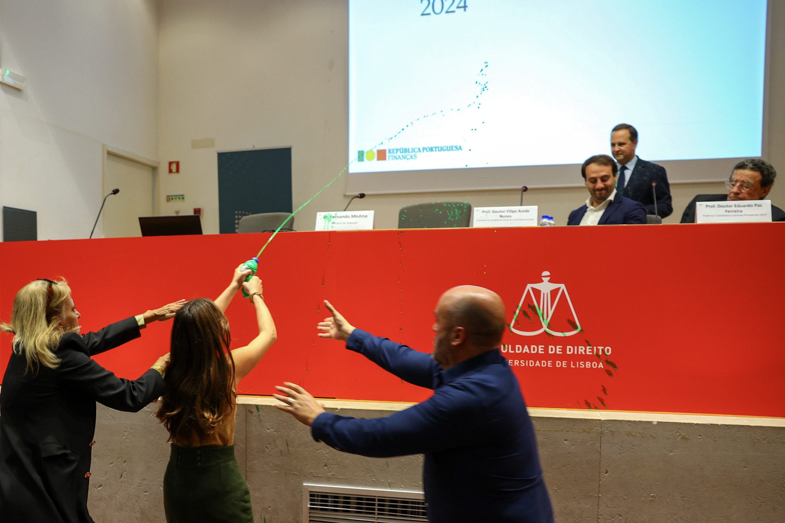 PS condena ataque com tinta a Medina e acusa “direita” de faltar à verdade sobre IUC