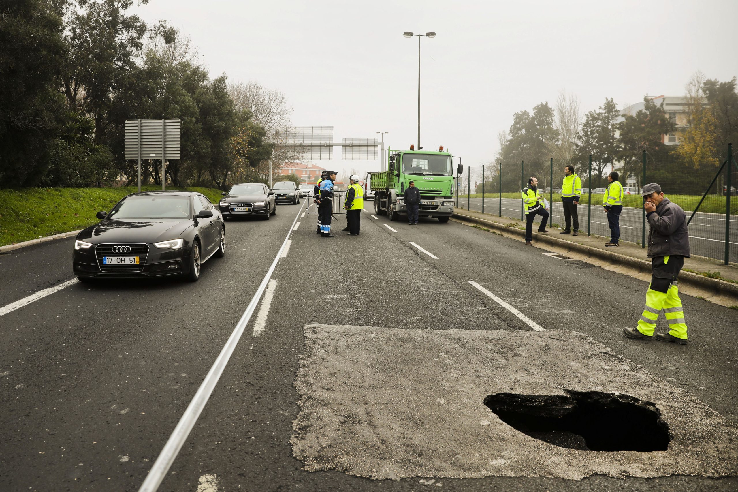 Circulação na Avenida Padre Cruz, em Lisboa, deverá ficar normalizada ainda hoje