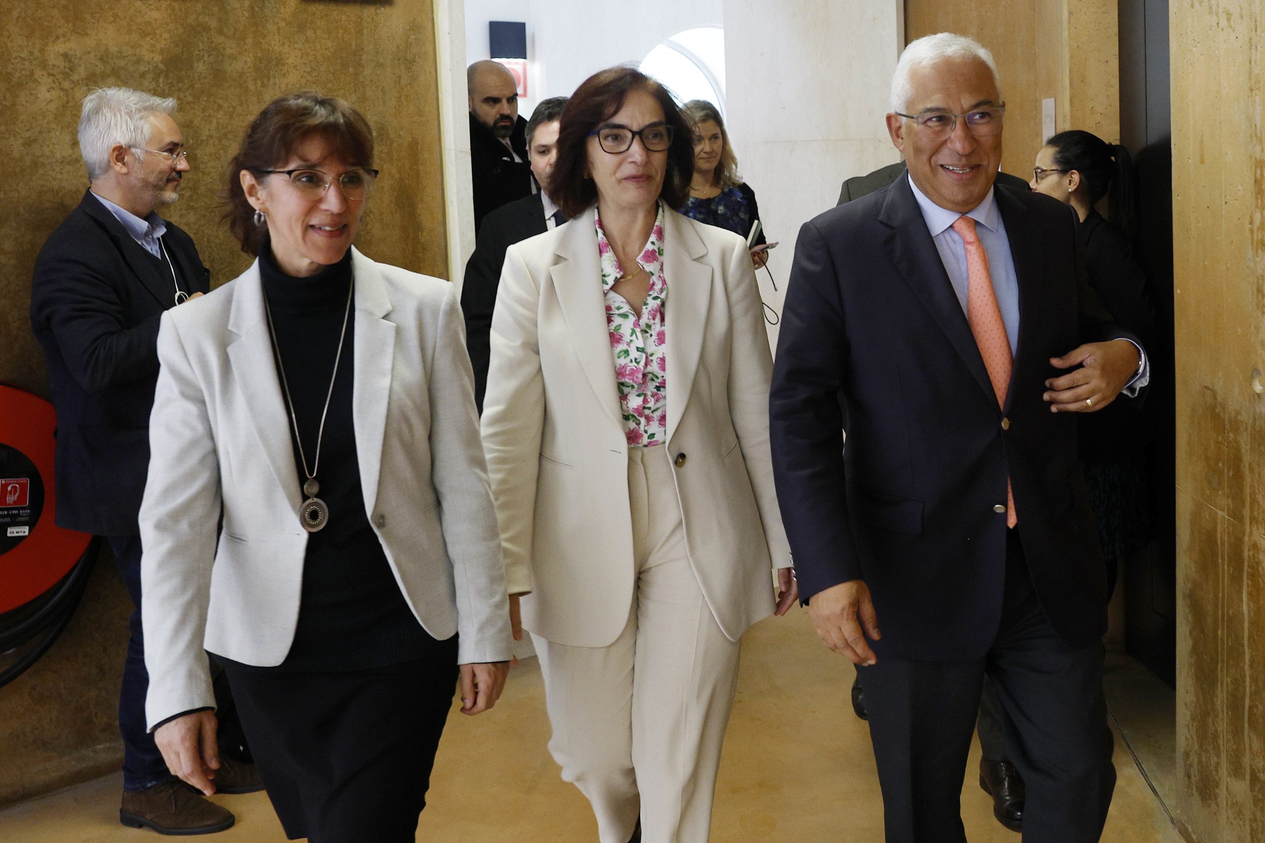 Governo quer metade das bolsas de doutoramento em empresas até 2027