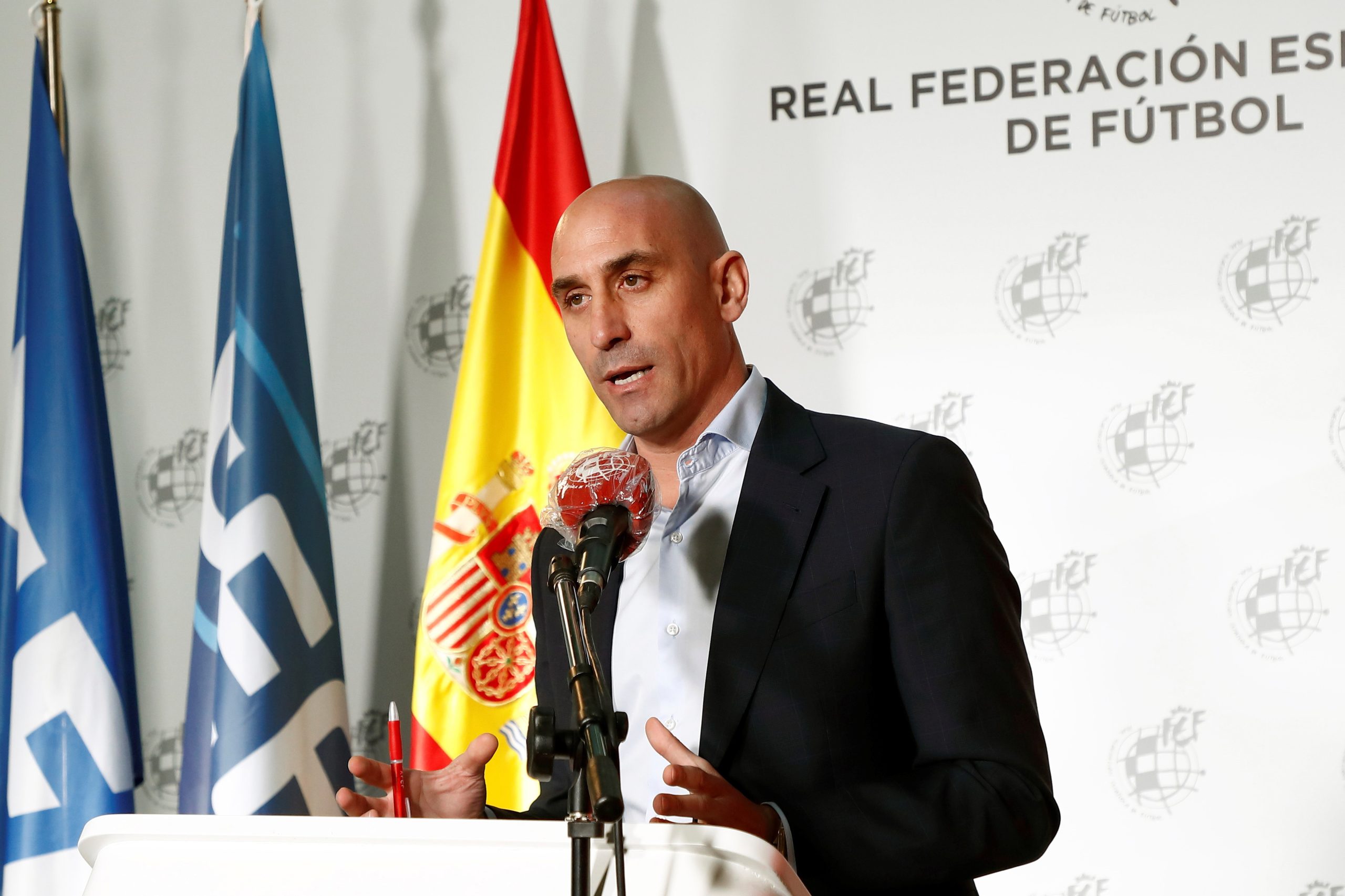 Luis Rubiales diz que “não se vai demitir” e explica que o “beijo foi consentido”
