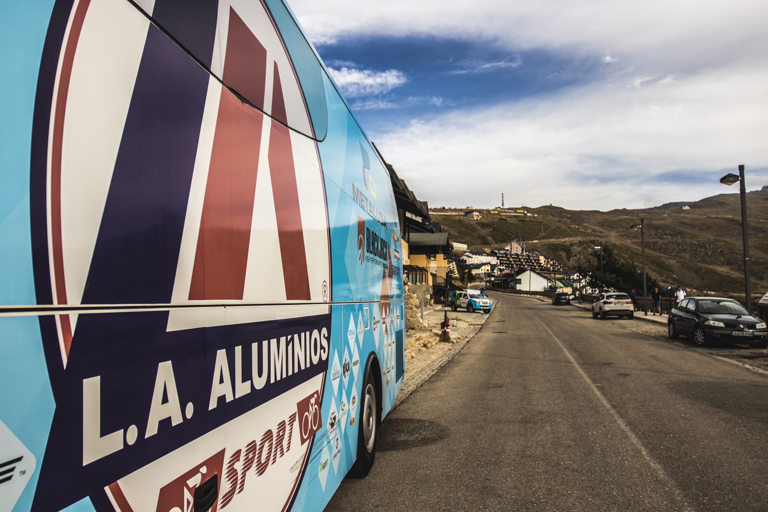 Autocarro da Volta a Portugal anda na Volta a Espanha. Por empréstimo