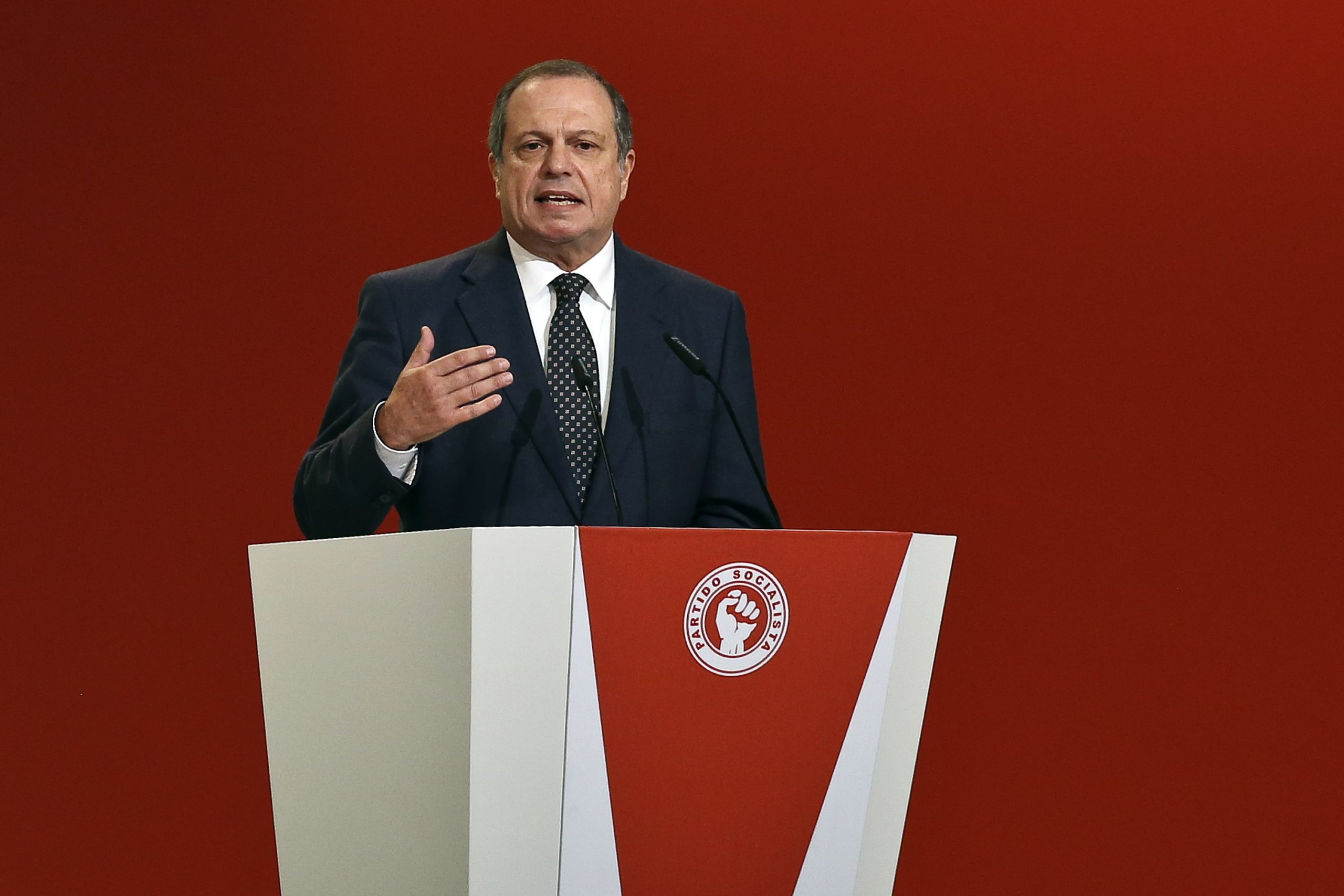 Carlos César reeleito presidente do Partido Socialista