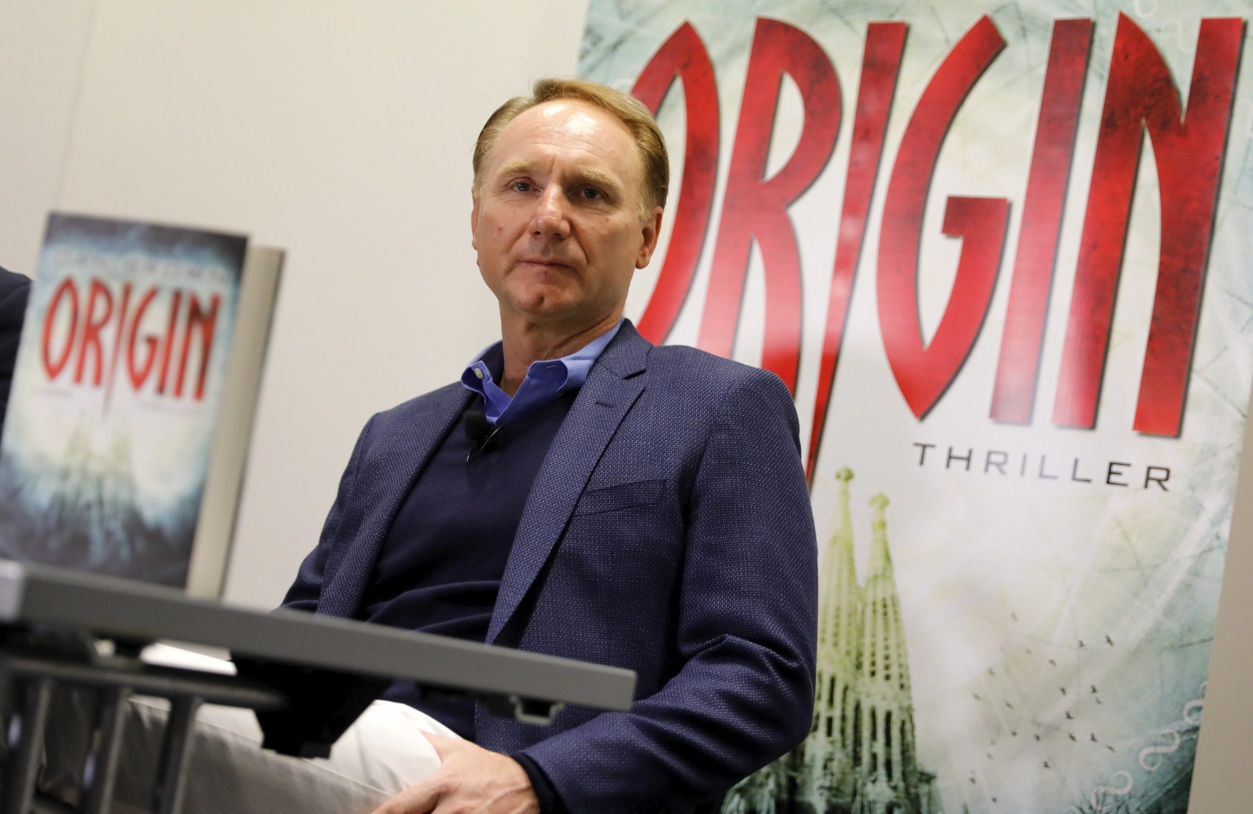 Chega hoje às livrarias o primeiro livro infantil de Dan Brown e é uma experiência completa – é para ser lido, visto e ouvido
