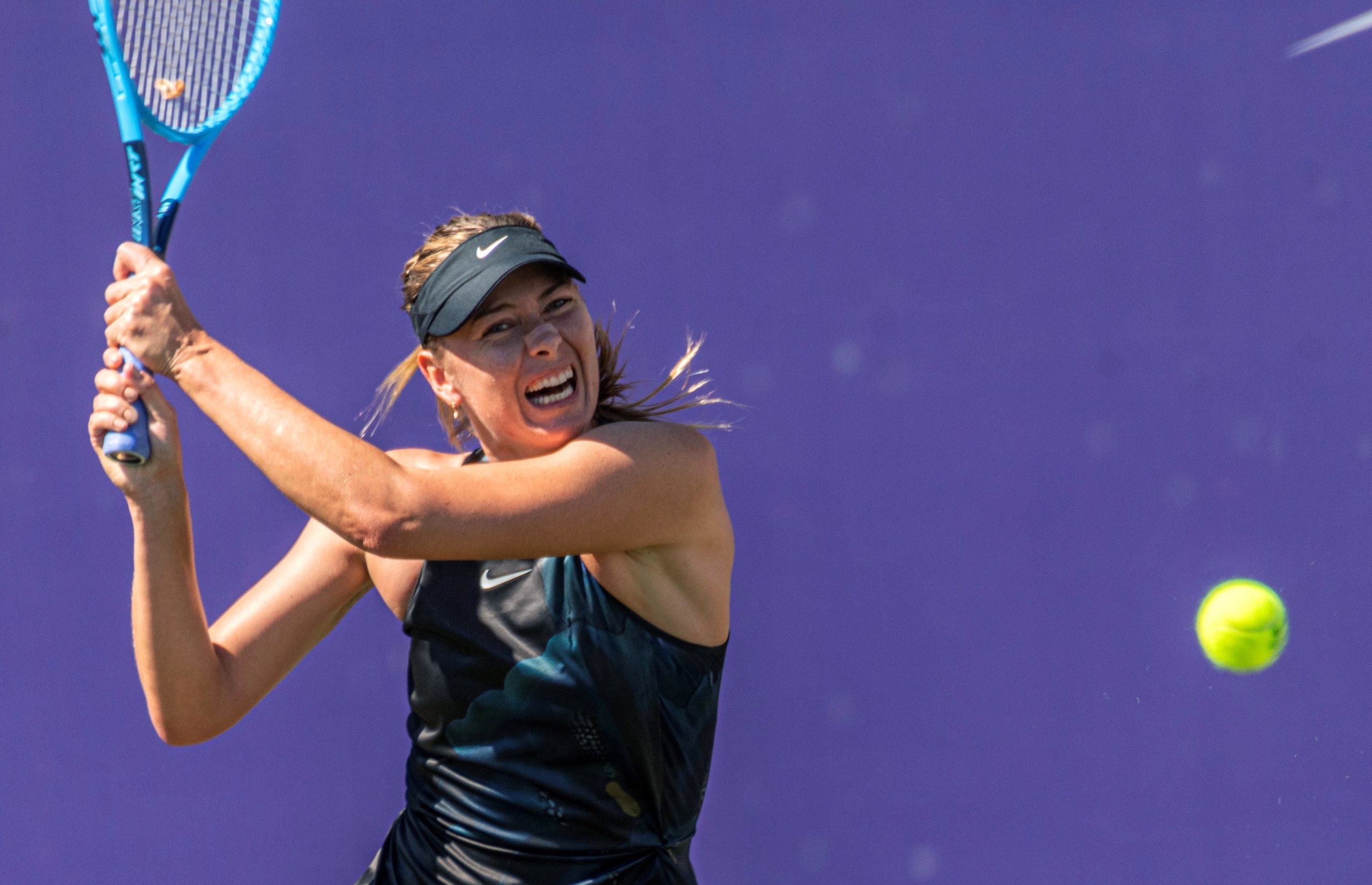 Tenista Sharapova regressa aos ‘courts’ com vitória em Maiorca