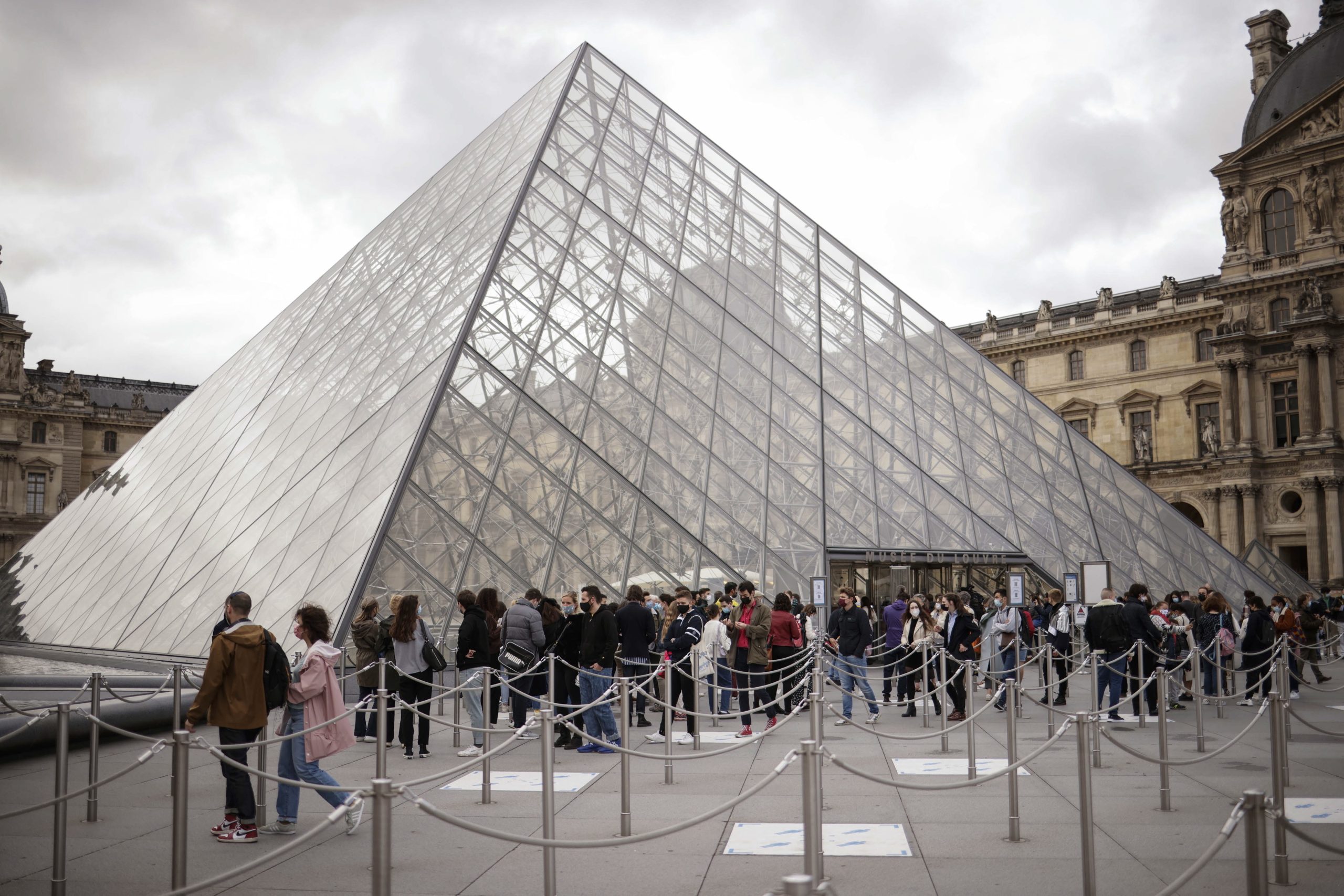 Dois suspeitos do roubo no Louvre detidos e interrogados em Paris