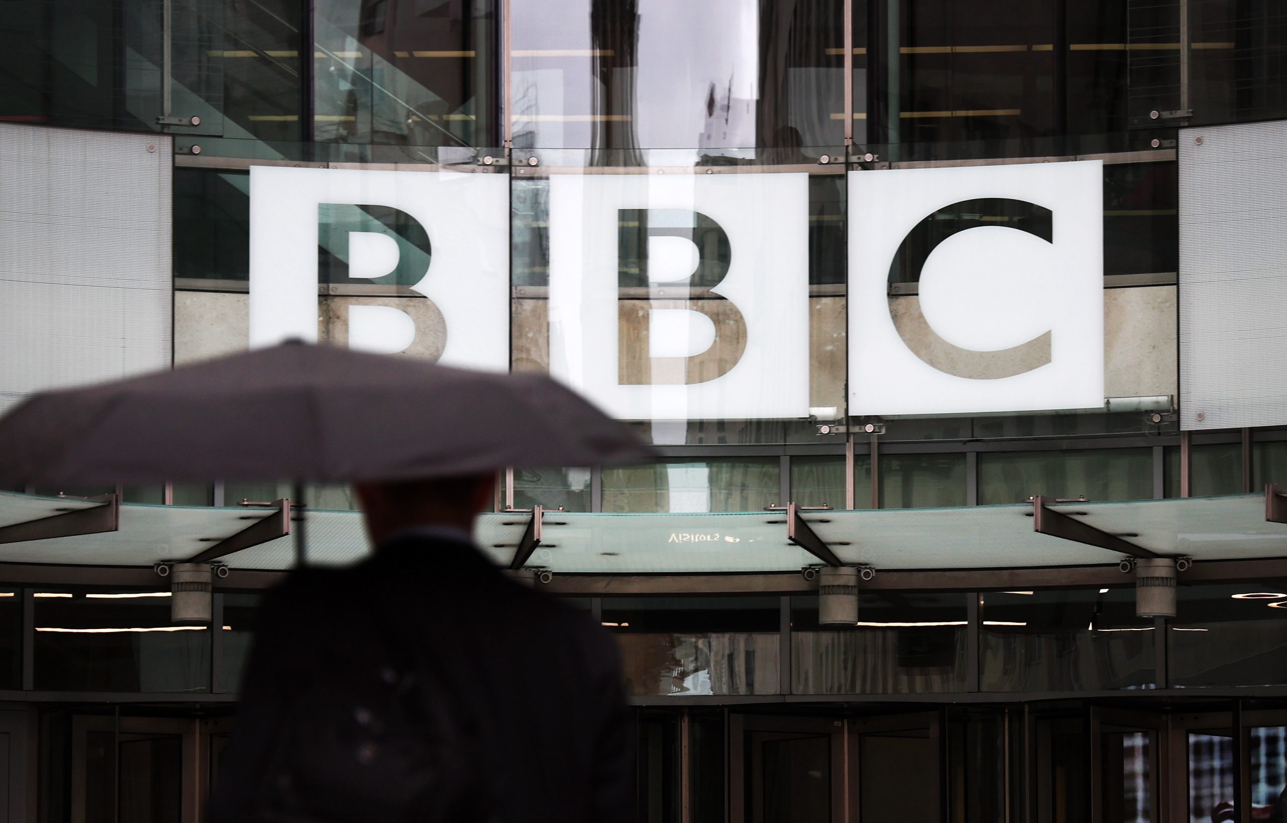 BBC anuncia corte de até 2.000 empregos, o maior em 15 anos