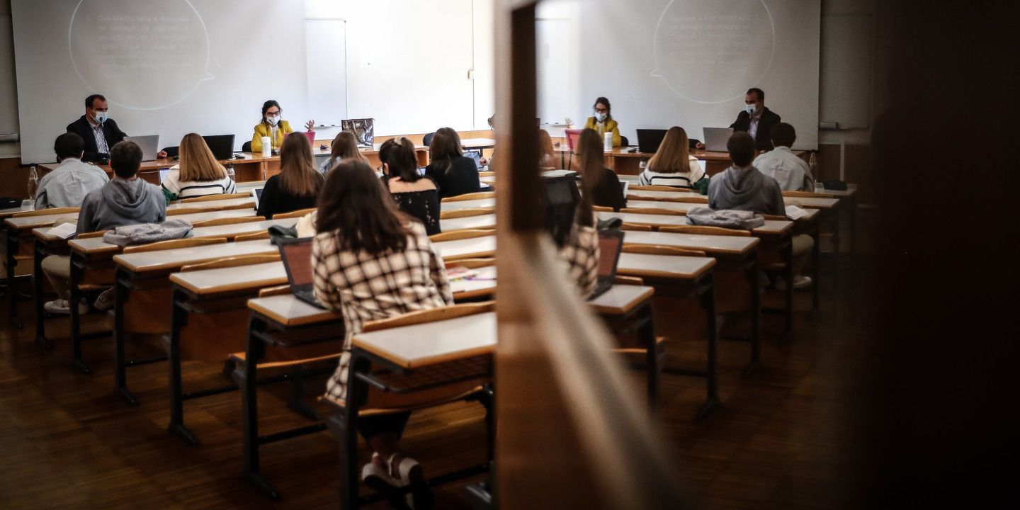 Parlamento rejeita medida do PAN para possibilitar dois Encarregados de Educação em caso de guarda alternada