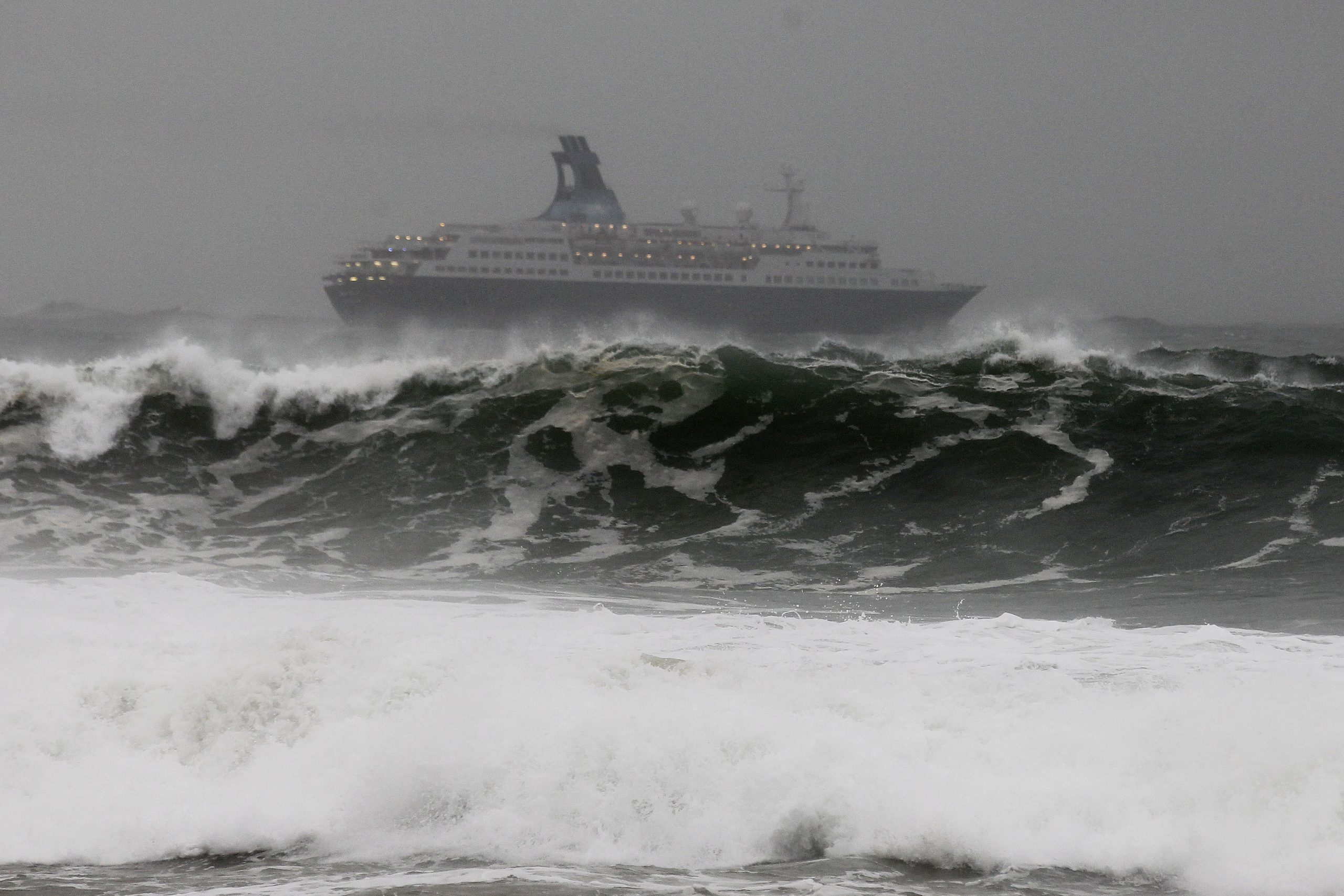 Mau tempo: Câmara de Oeiras encerra Marginal no sentido Cascais-Lisboa