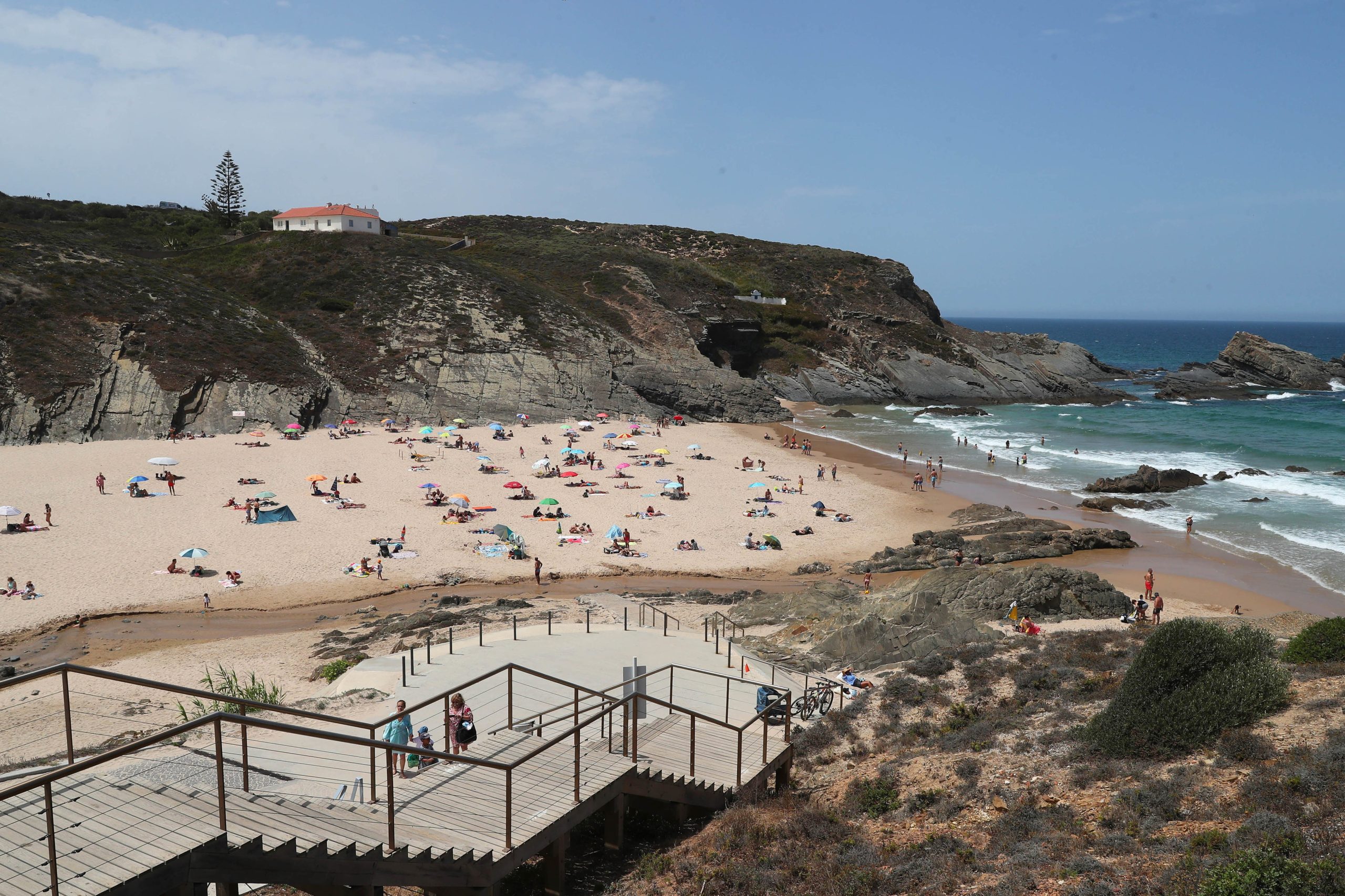 Levantada interdição a banhos na praia da Zambujeira do Mar