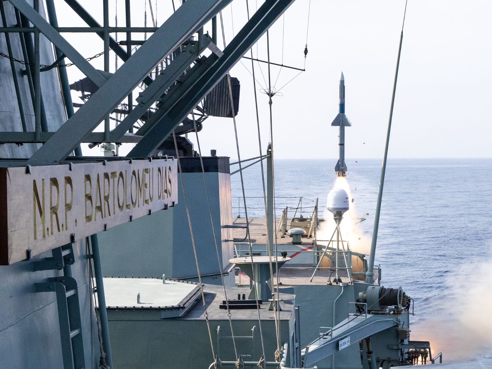 Marinha Portuguesa efetua disparos de torpedos e mísseis antiaéreos em exercício inédito