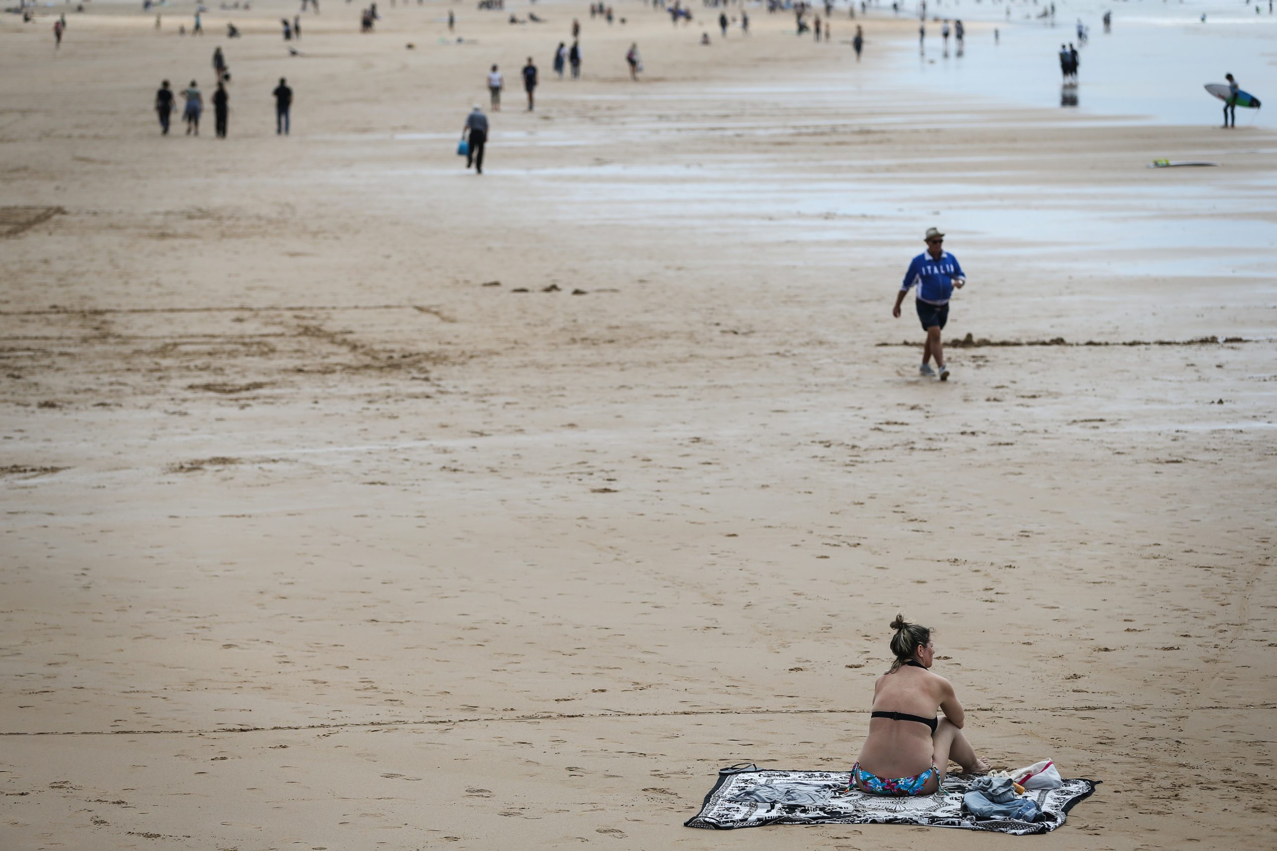 Sete homens suspeitos de importunação sexual detidos na praia de Carcavelos