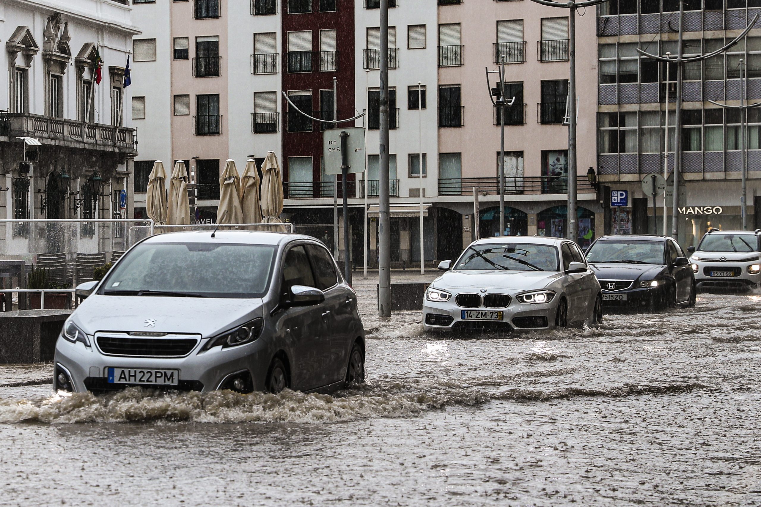 Chuva forte em Lisboa provoca corte de vias e encerramento temporário de túnel