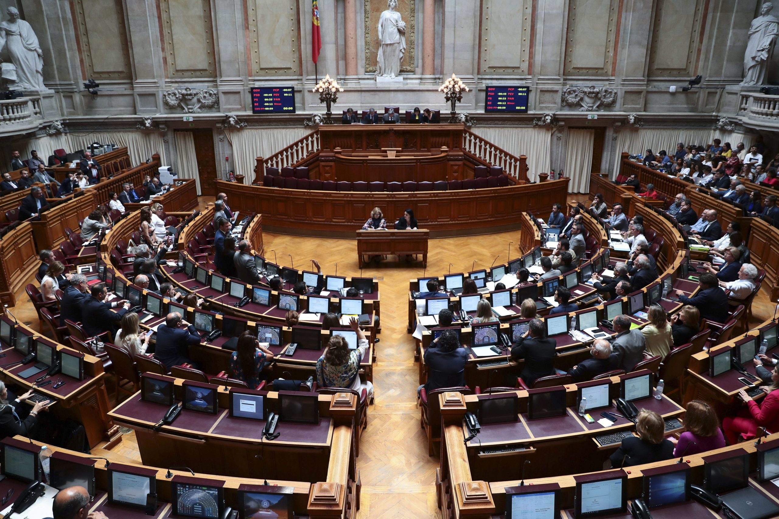 Governo disponível para negociar autarcas a meio tempo e ouvir propostas para redução do IVA