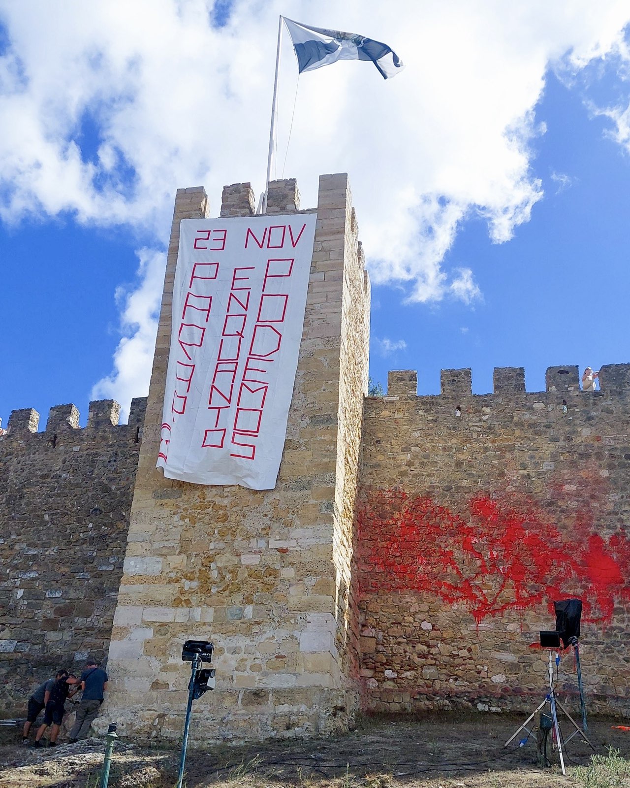 Climáximo pinta fachada do castelo de São Jorge de vermelho. “Parem de normalizar a violência da crise climática”, apela