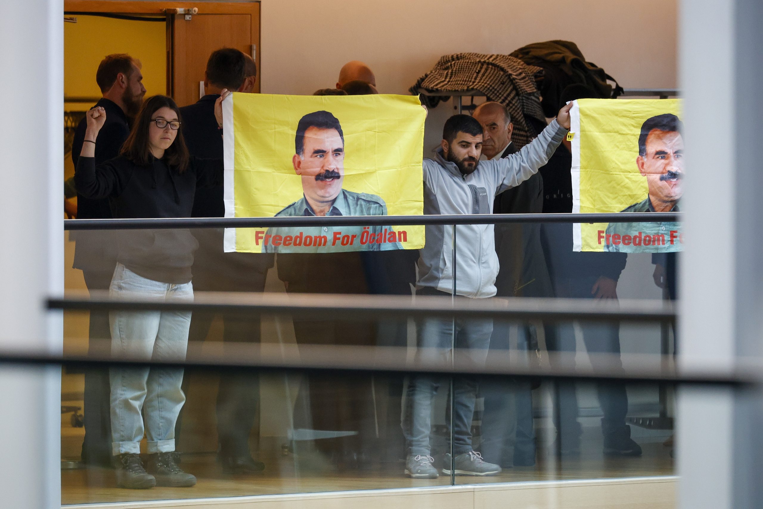 Protesto de ativistas curdos no Parlamento Europeu obriga a suspender sessão