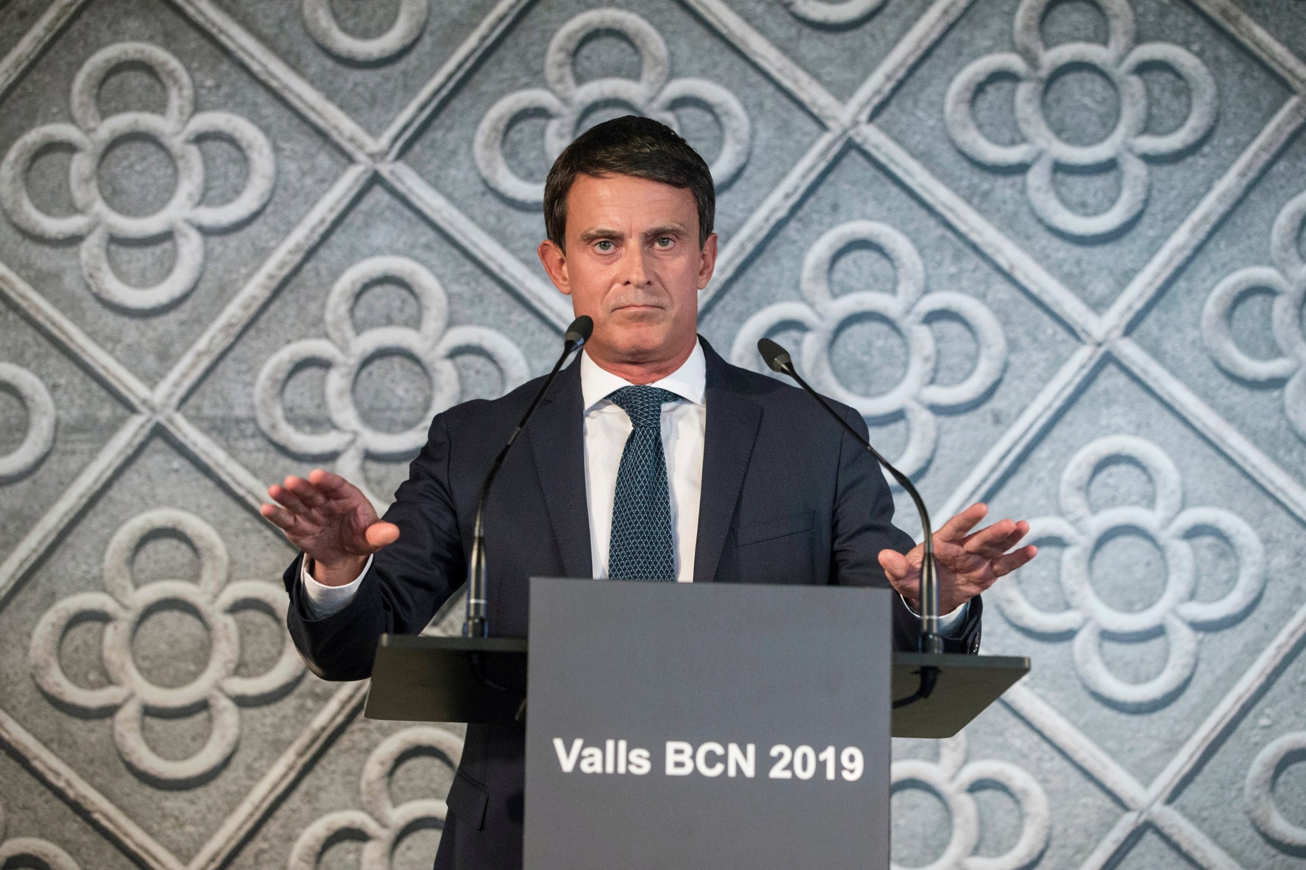 Ex-PM francês apresenta-se como candidato à presidência da câmara municipal de Barcelona