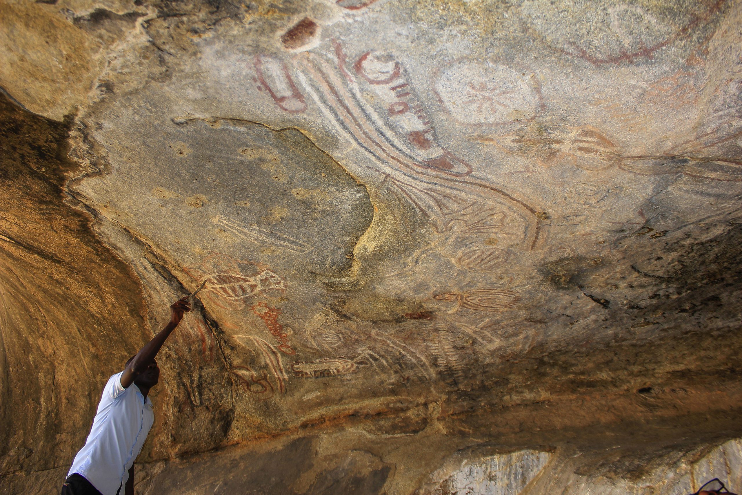 As misteriosas pinturas rupestres de Tchitundo-Hulo que “caíram do céu” no Namibe