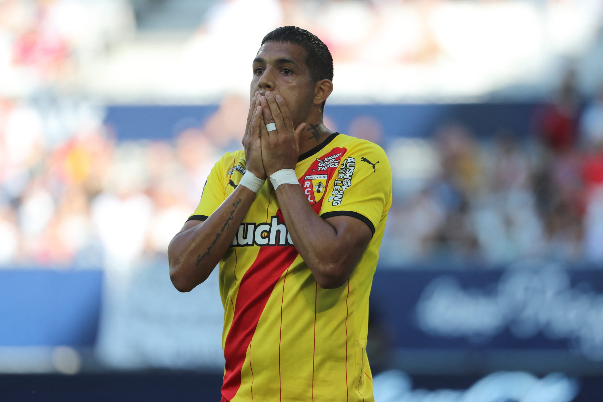 Facundo Medina, defesa argentino do Lens, detido por violência doméstica