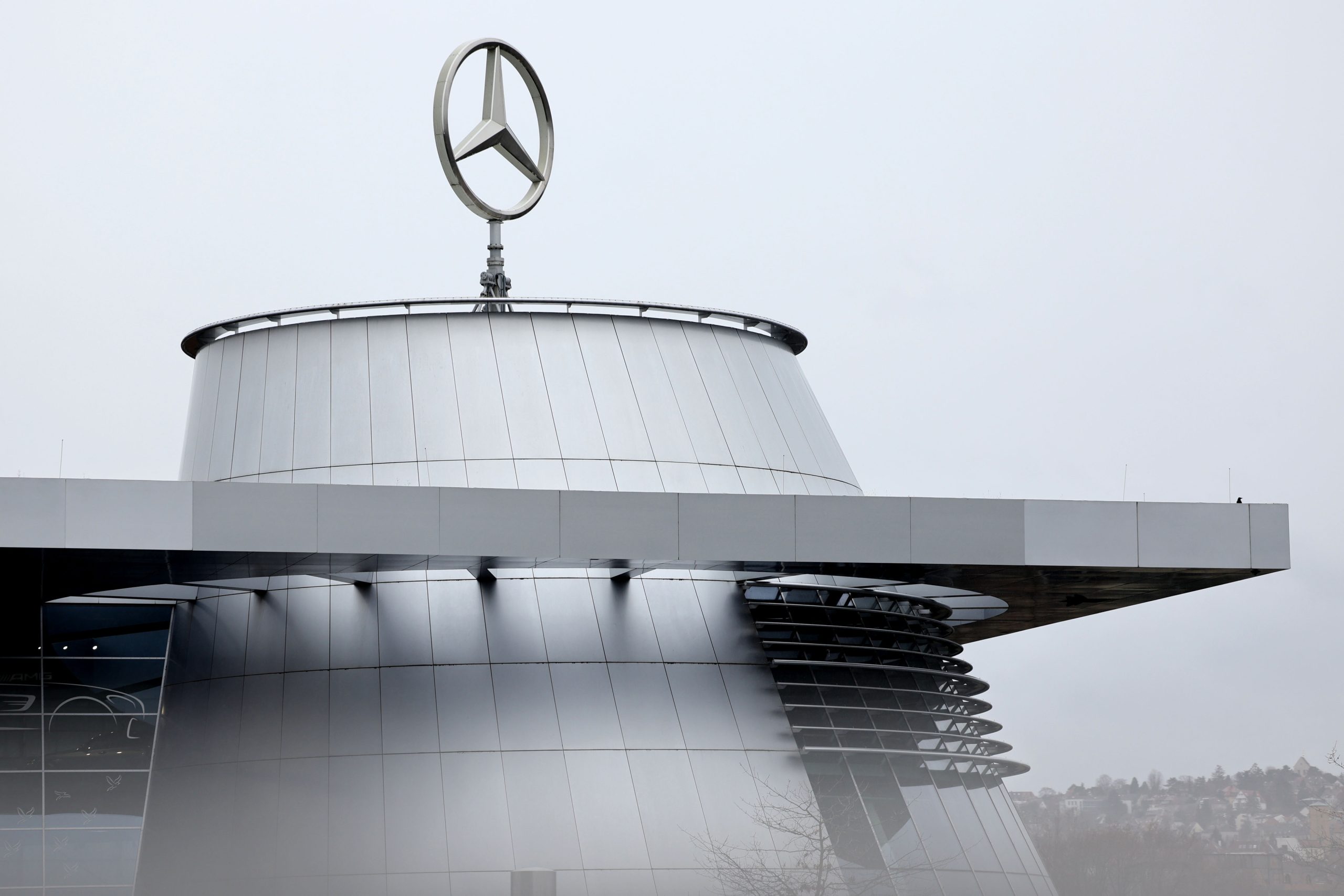 Lucro da Mercedes-Benz cai 54% para 1.720 milhões no 3.º trimestre
