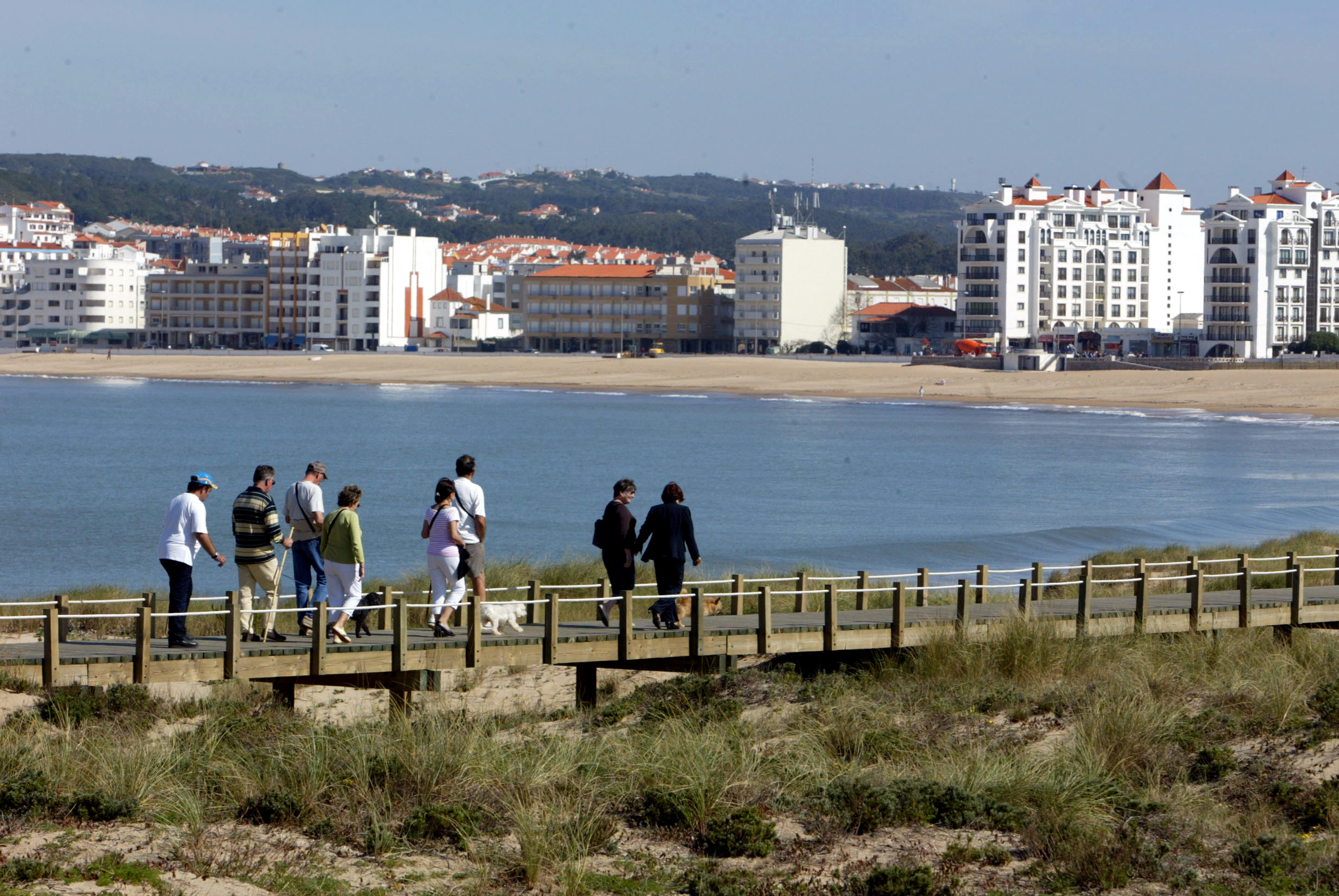 Agência Portuguesa do Ambiente proíbe acesso a casa devido a instabilidade de arriba em São Martinho do Porto