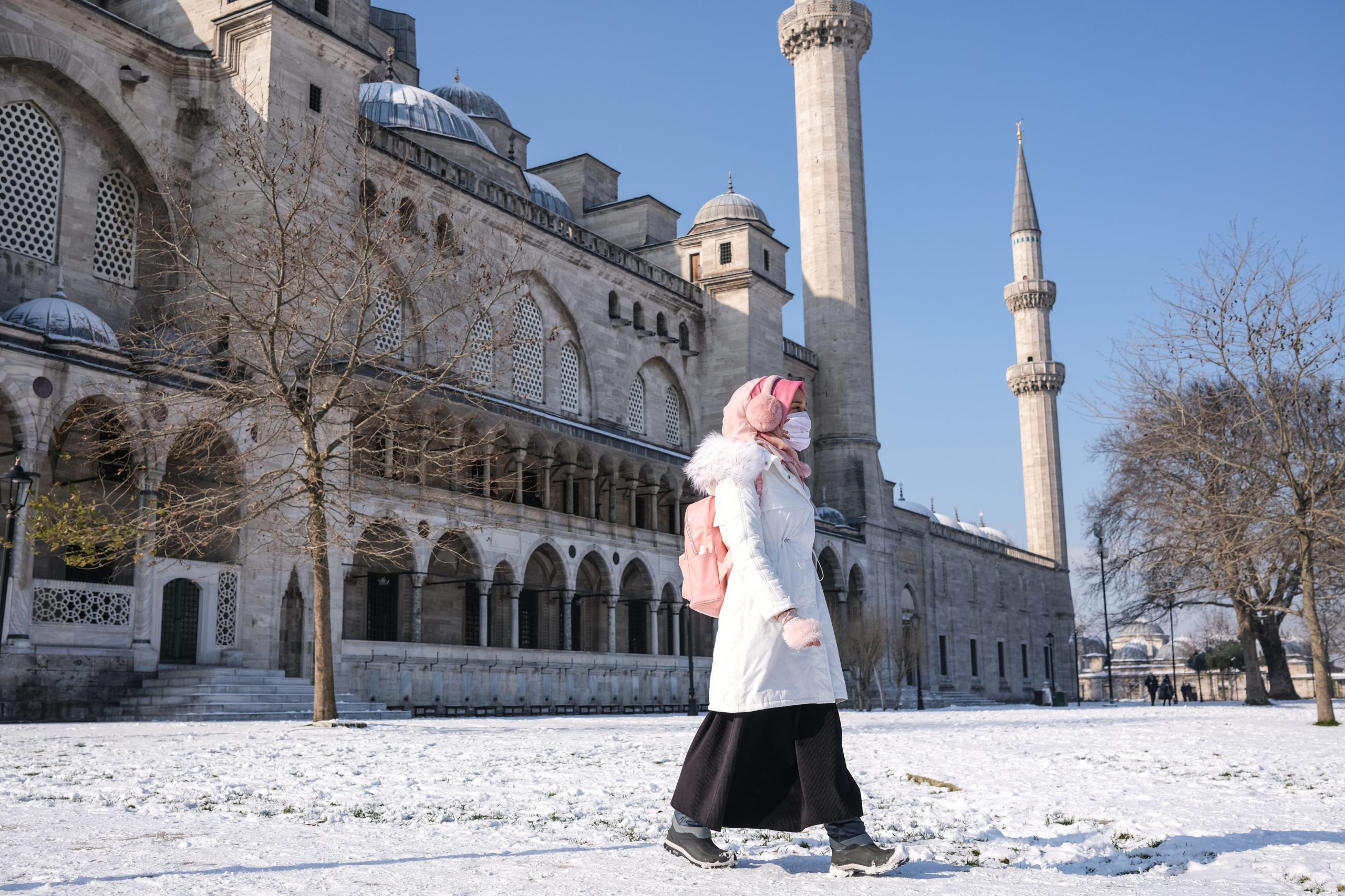 Manifestantes protestam na Turquia contra saída de tratado que protege as mulheres