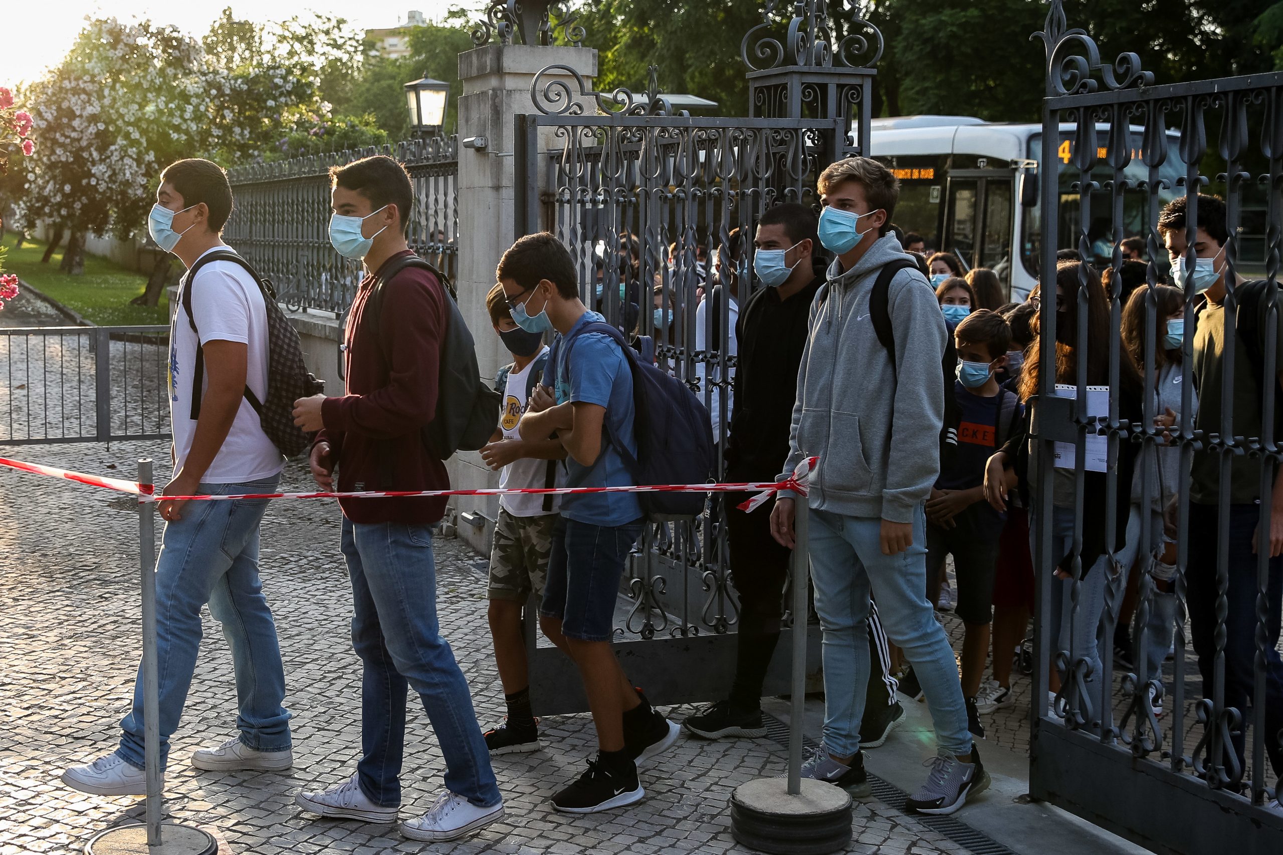 Covid-19: Confinamento com escolas abertas reduz índice de transmissibilidade abaixo de 1