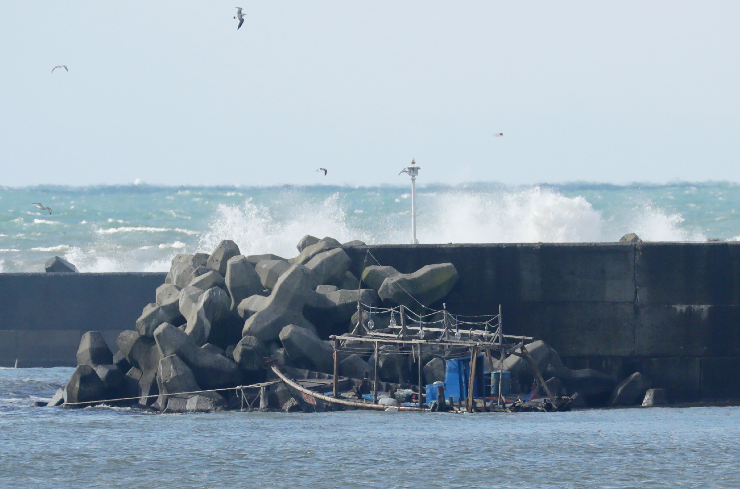 Navio “fantasma” com esqueletos dá à costa no Japão