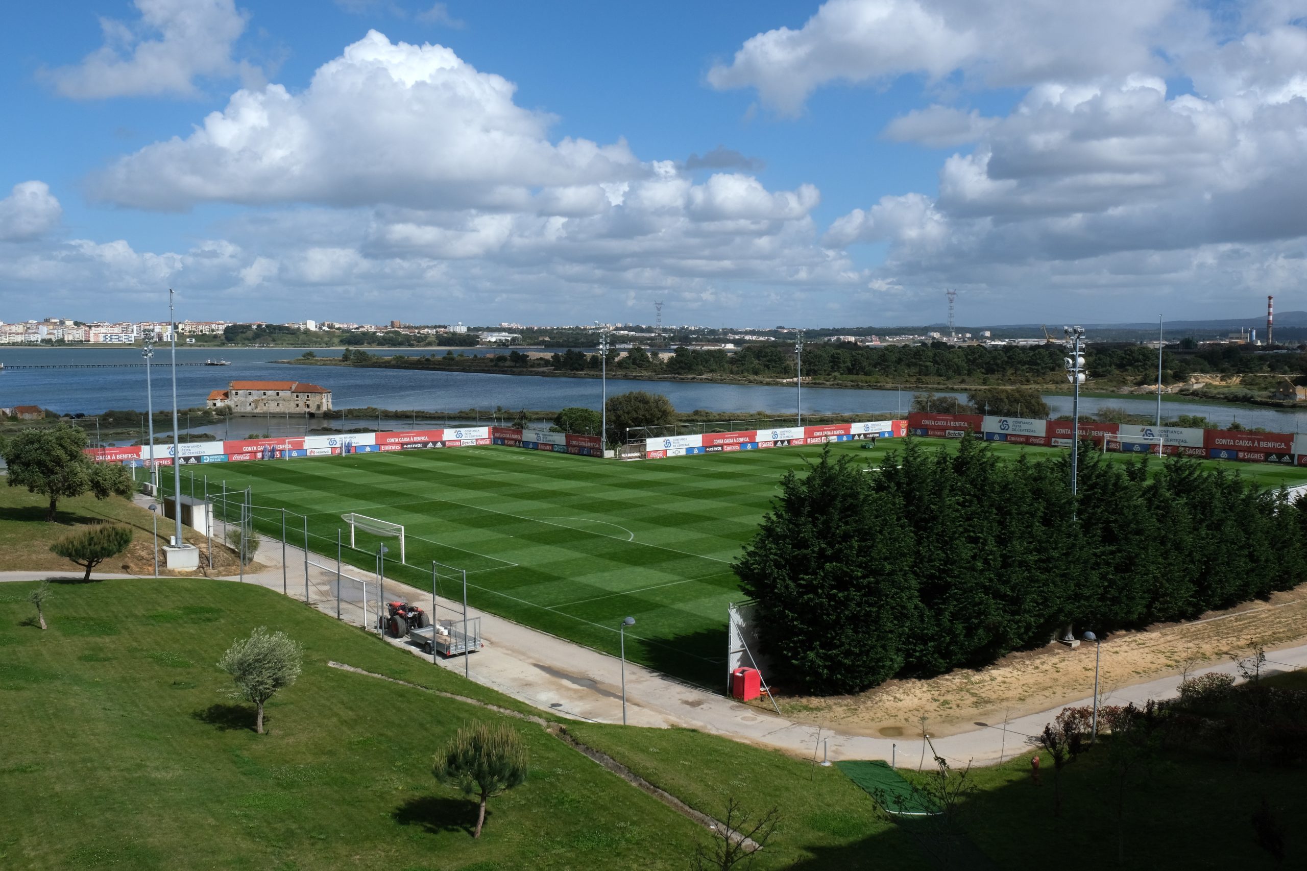 Pedrinho, Waldschmidt e Cebolinha marcam em jogo treino do Benfica