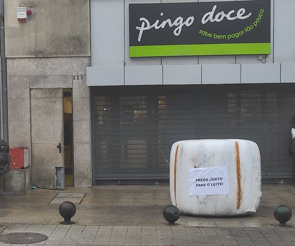 Apareceu um fardo de palha num supermercado de Barcelos mas não estava à venda. Foi um protesto dos produtores de leite