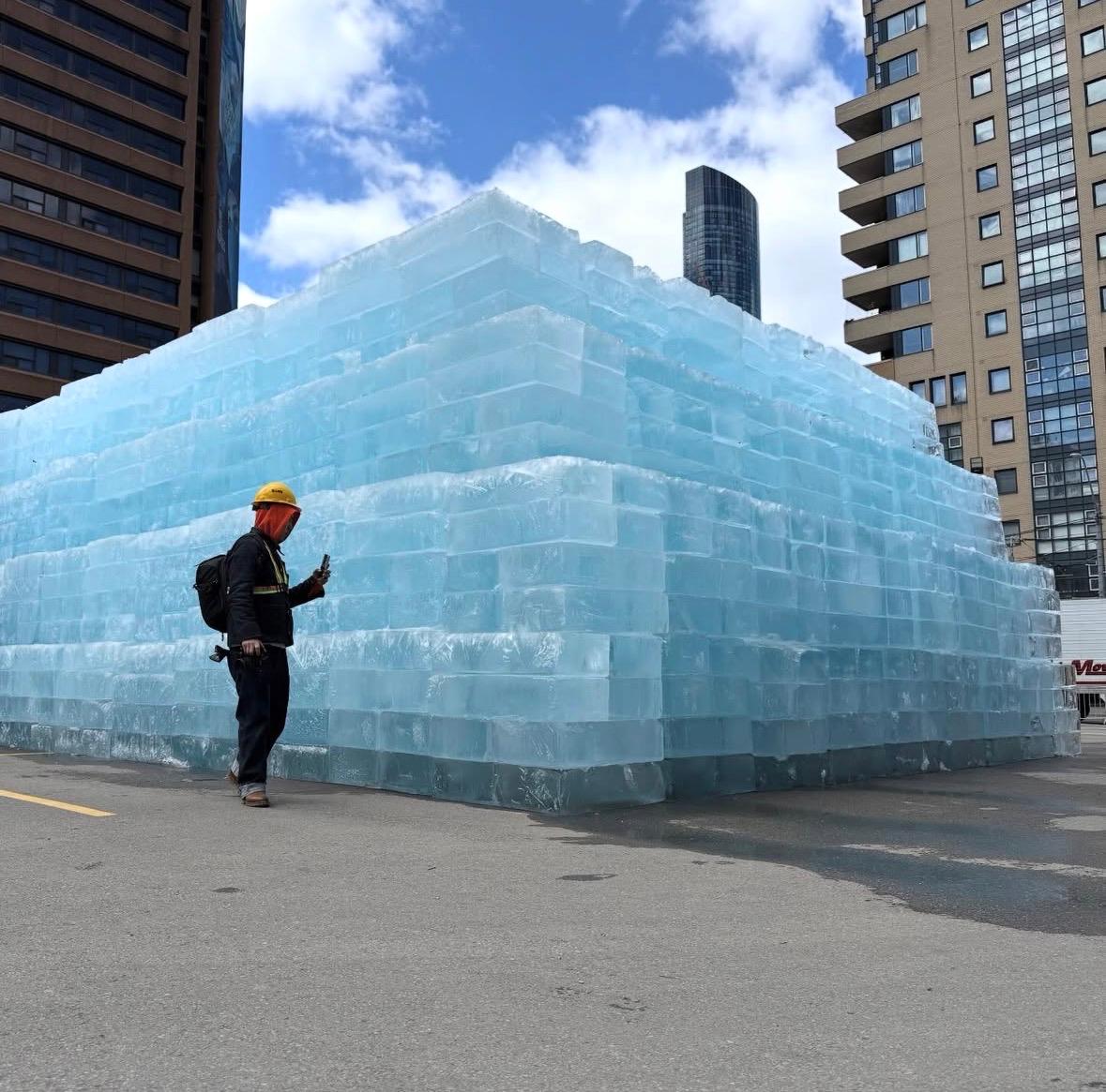 Drake esconde data do novo álbum dentro de escultura de gelo gigante em Toronto