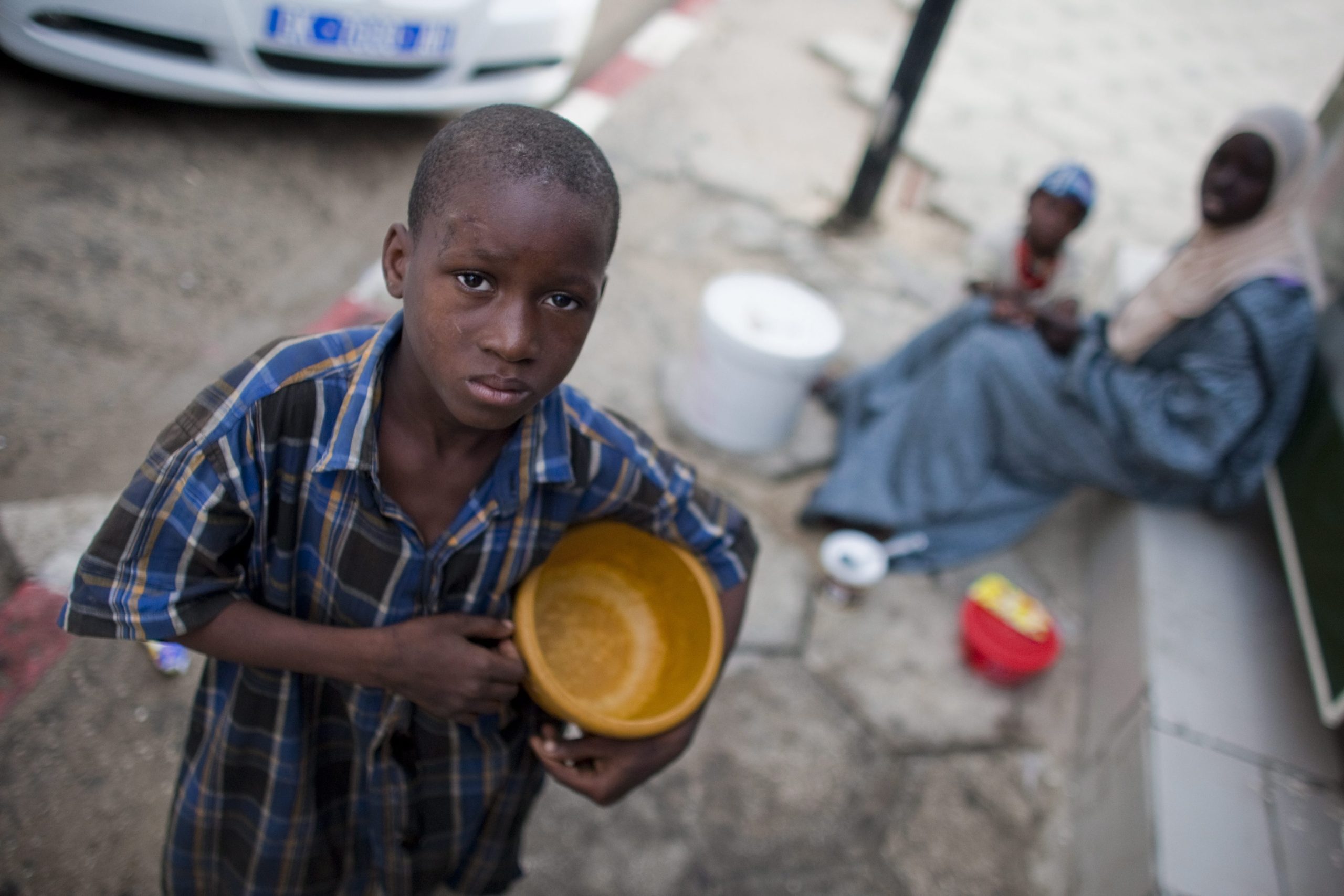 Agredidas, acorrentadas, violadas e obrigadas a mendigar. Mais de 100 mil crianças “talibé” sujeitas a abusos no Senegal