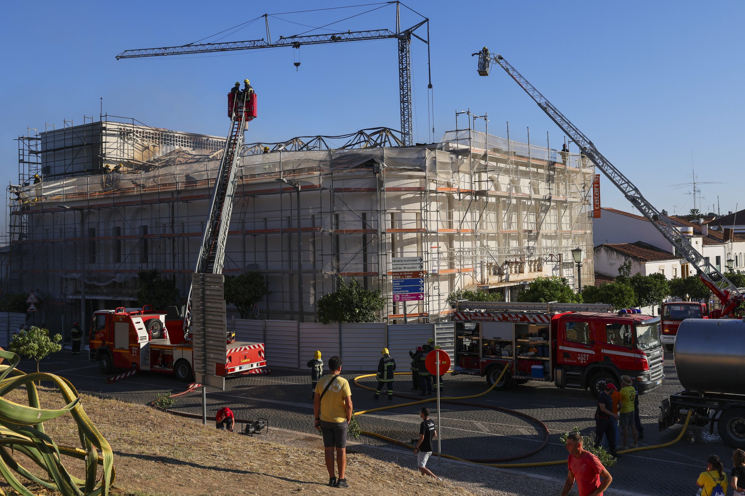 Incêndio no cineteatro em obras de reabilitação em Vila Viçosa dominado