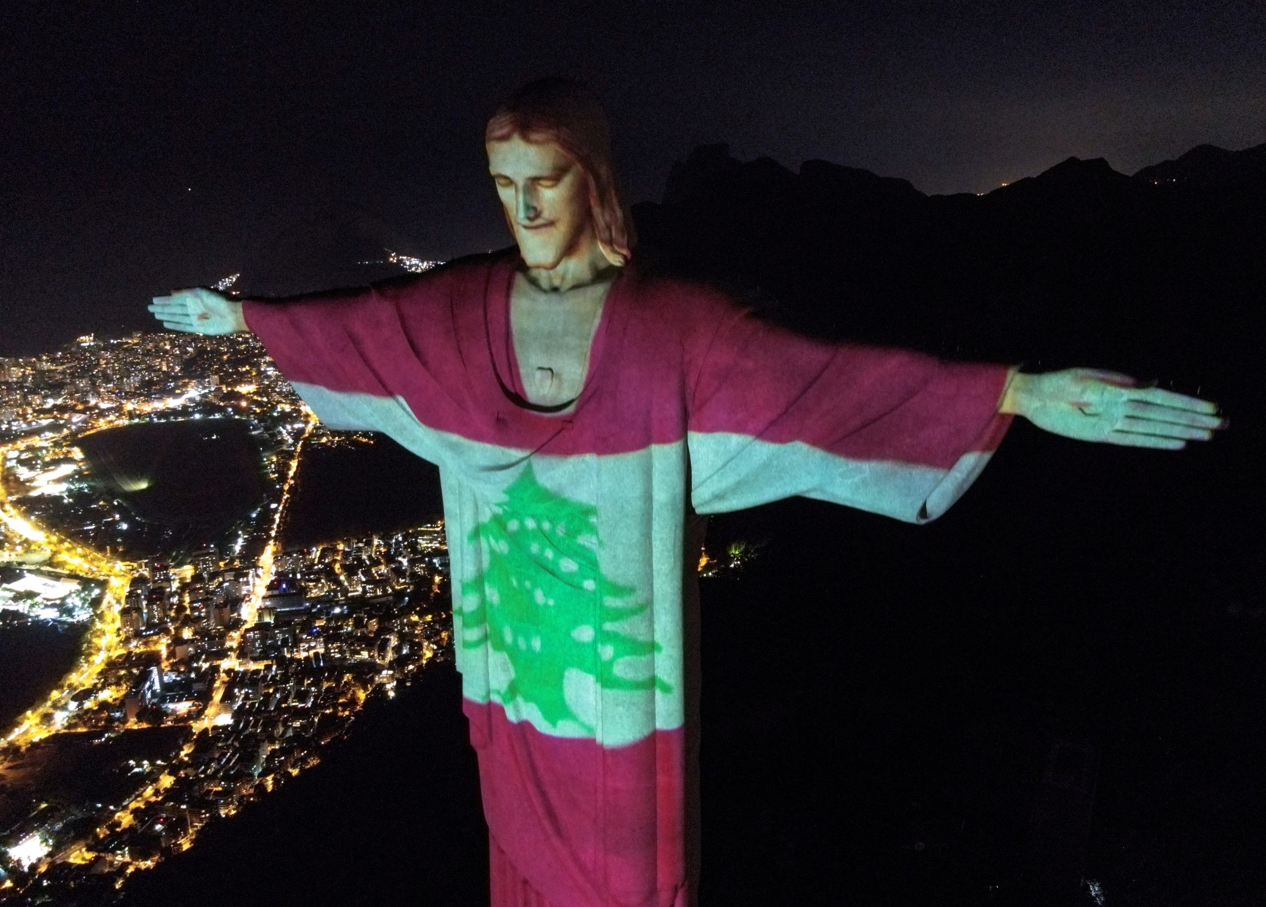 Bandeira do Líbano projetada no Cristo Redentor em homenagem às vítimas