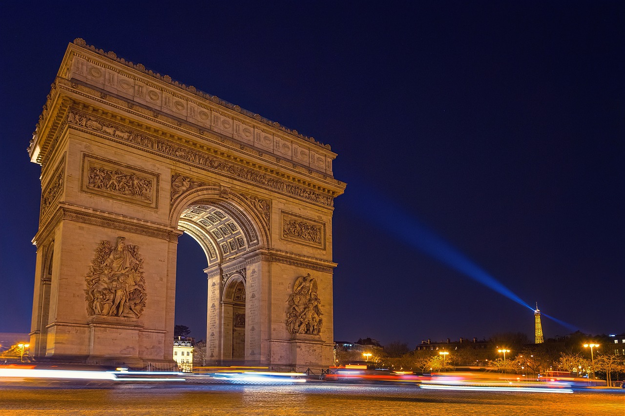 Últimas sondagens em França dão extrema-direita mais longe da maioria absoluta