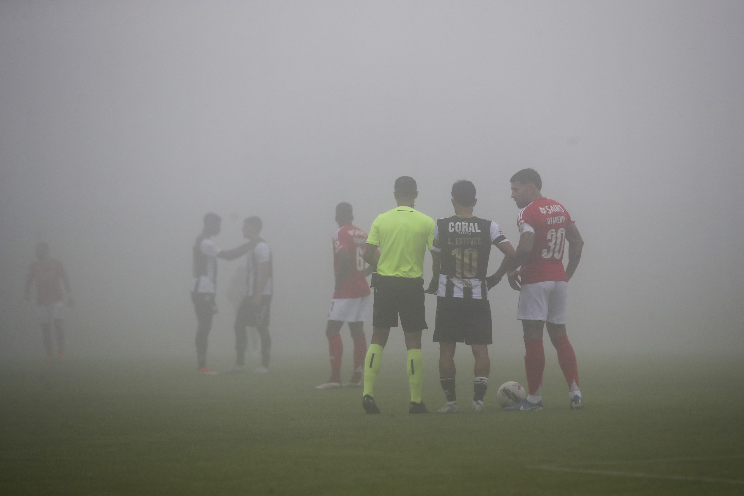 Depois do nevoeiro. Nacional-Benfica retomado na sexta-feira em caso de nova suspensão