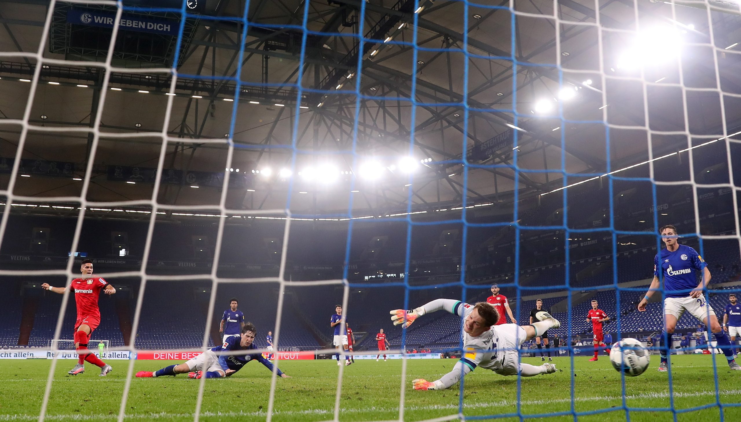 Bayer Leverkusen empata em Gelsenkirchen e sobe à ‘Champions’